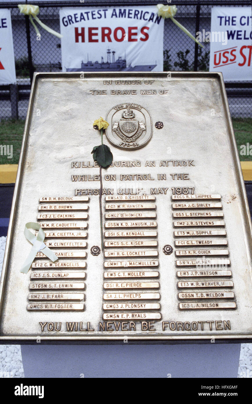 Eine einzelne gelbe rose liegt auf einer Gedenktafel zu Ehren der 37 Besatzungsmitglieder der Lenkflugkörper Fregatte USS STARK (FFG-31), die bei der Explosion ums Leben kamen und Brände verursachten Schlepptau irakischen startete Exocet Anti-Schiff-Raketen, die schlug das Schiff in der Nacht des 17. Mai 1987, während die STARK auf Patrouille im Persischen Golf war. USS Stark (FFG-31)-Denkmal in Mayport Stockfoto