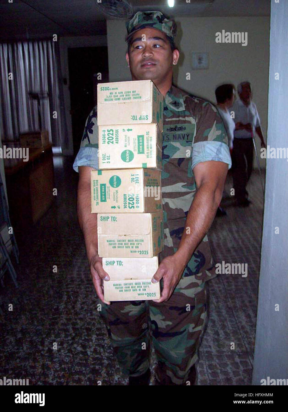 071214-N-2398S-073 SAN SALVADOR, El Salvador (14. Dezember 2007) Lagerhalter 1. Klasse Vince Magalit, von Forward Operating Location Comalapa, trägt die medizinische Versorgung in den Speicher während eines Gemeindeprojektes Beziehungen an der Iglesia Nazarret freie Klinik in San Salvador. Die medizinische Versorgung waren Teil des Projekts durch Spenden. Foto: U.S. Navy Waffenwart 1. Klasse Antonio Santini (freigegeben) US Navy 071214-N-2398S-073 Lagerhalter 1. Klasse Vince Magalit, von Forward Operating Location Comalapa, trägt medizinische Versorgung in den Speicher während eines Gemeindeprojektes Beziehungen bei der Iglesia Nazar Stockfoto 071214-N-2398S-073 SAN SALVADOR, El Salvador (14. Dezember 2007) Lagerhalter 1. Klasse Vince Magalit, von Forward Operating Location Comalapa, trägt die medizinische Versorgung in den Speicher während eines Gemeindeprojektes Beziehungen an der Iglesia Nazarret freie Klinik in San Salvador. Die medizinische Versorgung waren Teil des Projekts durch Spenden. Foto: U.S. Navy Waffenwart 1. Klasse Antonio Santini (freigegeben) US Navy 071214-N-2398S-073 Lagerhalter 1. Klasse Vince Magalit, von Forward Operating Location Comalapa, trägt medizinische Versorgung in den Speicher während eines Gemeindeprojektes Beziehungen bei der Iglesia Nazar Stockfoto