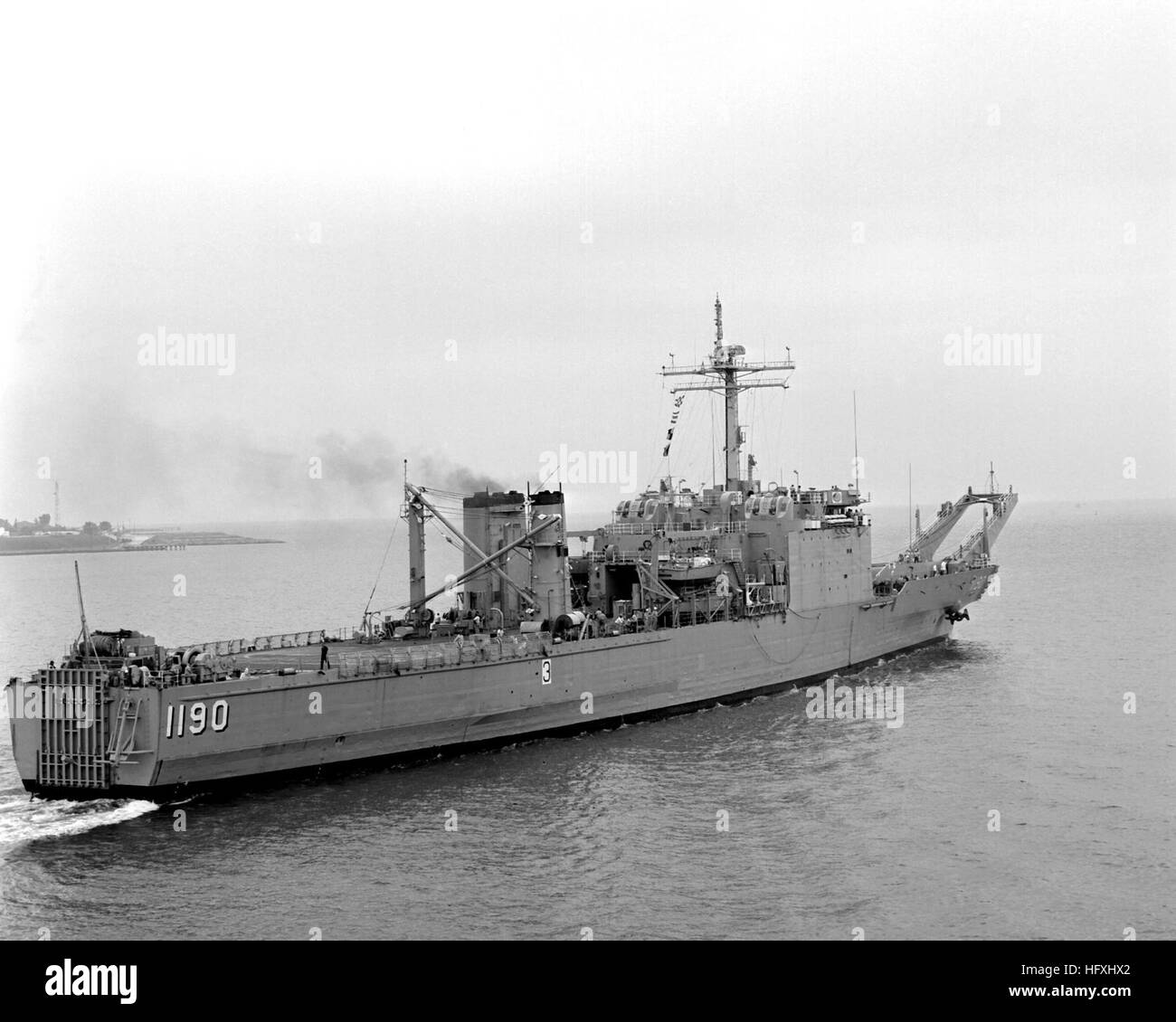 Steuerbord Quartal Blick auf den Tank Landung Schiff USS BOULDER (LST-1190) im Gange auf der Reede. USS Boulder (LST-1190) Stbd Quartal anzeigen Stockfoto