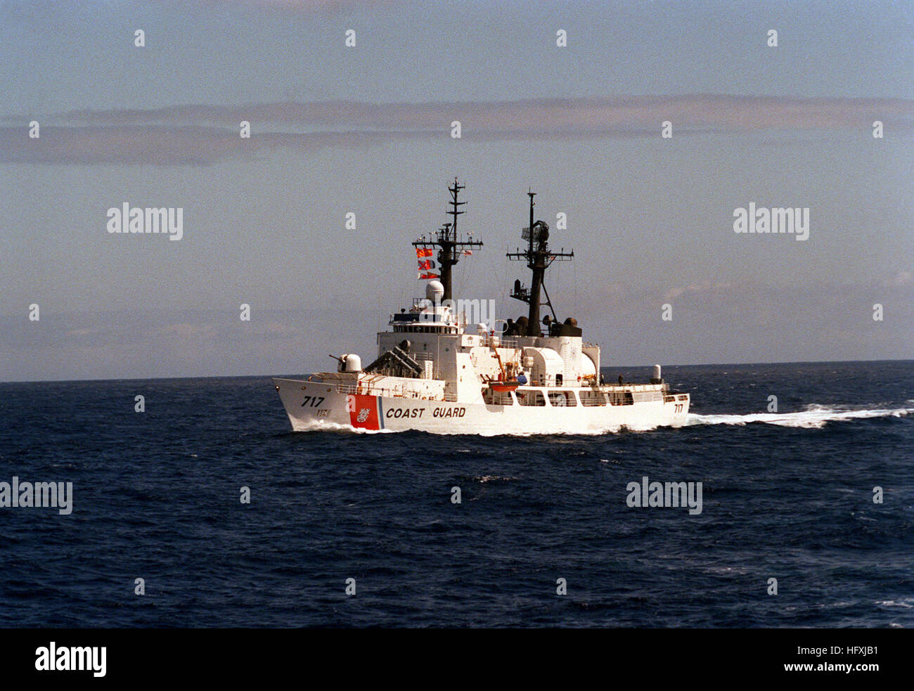 Ein Bogen Blick auf den Hafen von hoher Ausdauer Cutter USCGC MELLON (WHEC-717) im Gange vor der Küste von Südkalifornien. USCGC Mellon WHEC-717 Stockfoto