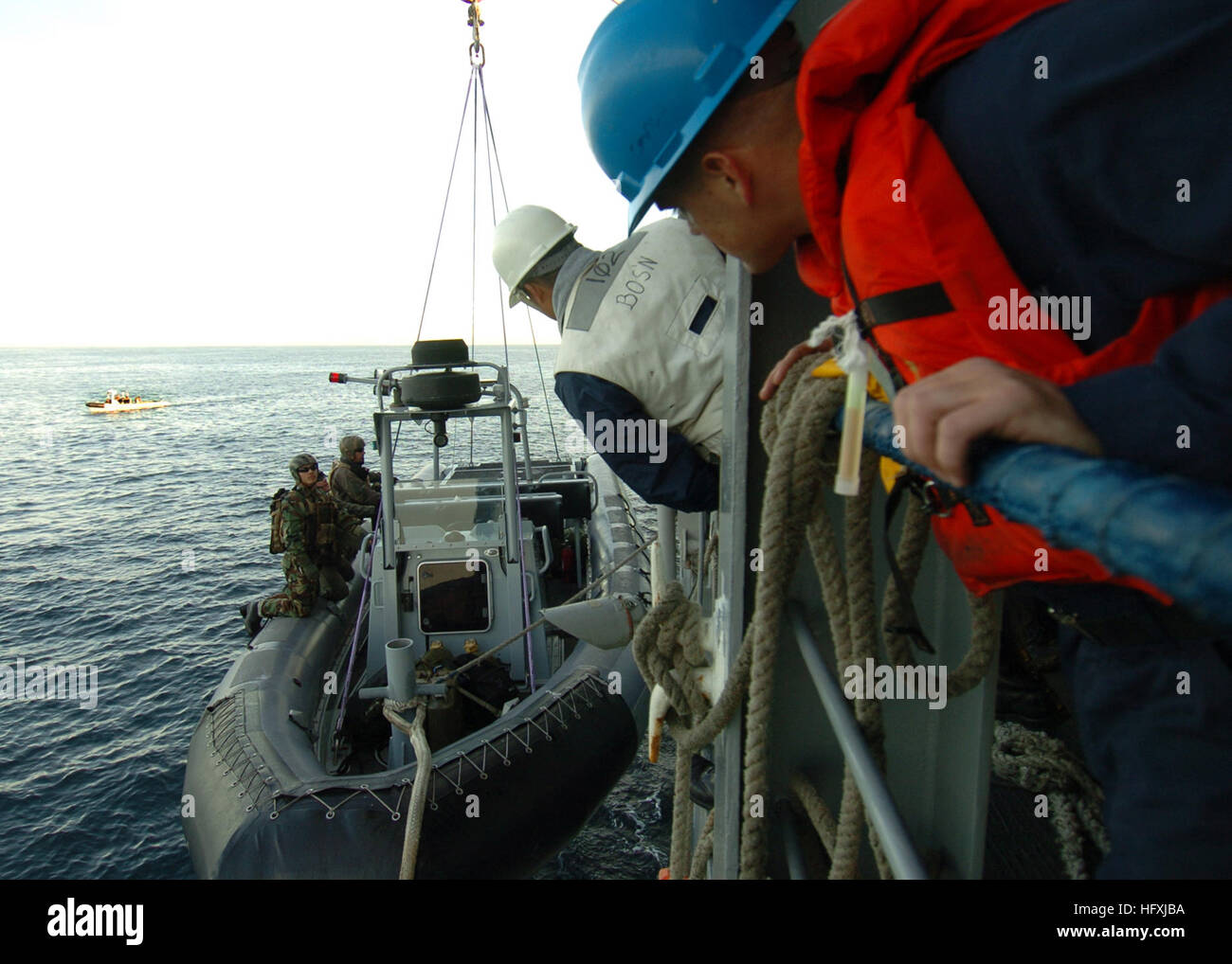 060117-N-7027P-030-Pazifik (17. Januar 2006) - halten Personal zugewiesen, um US Naval Special Clearance Team One (NSCT-1) auf ihre elf-Meter Festrumpf-Schlauchboot (RHIB) wie es an Bord amphibische Dock Landungsschiff USS Comstock (LSD 45) angehoben wird. NSCT-1 führt derzeit Mine Zähler Maßnahme Trainingsbetrieb. Foto: U.S. Navy des Fotografen Mate 3. Klasse Marcos T. Hernandez (freigegeben) US Navy 060117-N-7027P-030 Personal zugewiesen, um US Naval Special Clearance Team One (NSCT-1) festhalten, ihre elf-Meter Festrumpf-Schlauchboot Stockfoto