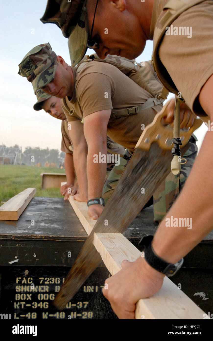 070611-N-0553R-002 CAMP SHELBY, Frl. (10. Juni 2007) - Bau Elektriker 3. Klasse Mike Platt, Builder 3. Klasse Mike McGinley und Erbauer Constructionman Patrick Hile von Naval Mobile Bau Bataillon (NMCB) 1 arbeiten zusammen, um Two-by-fours zu schneiden. NMCB-1 bereitet sich auf Betrieb Wüste Hitze, eine abgestufte Übung durchführen, die das Bataillon Kontingenz Bau Fähigkeiten beurteilt werden. Foto: U.S. Navy Mass Communication Specialist 2. Klasse Ja'lon A. Rhinehart (freigegeben) US Navy Bau Elektriker arbeiten zusammen, um die Latten geschnitten Stockfoto