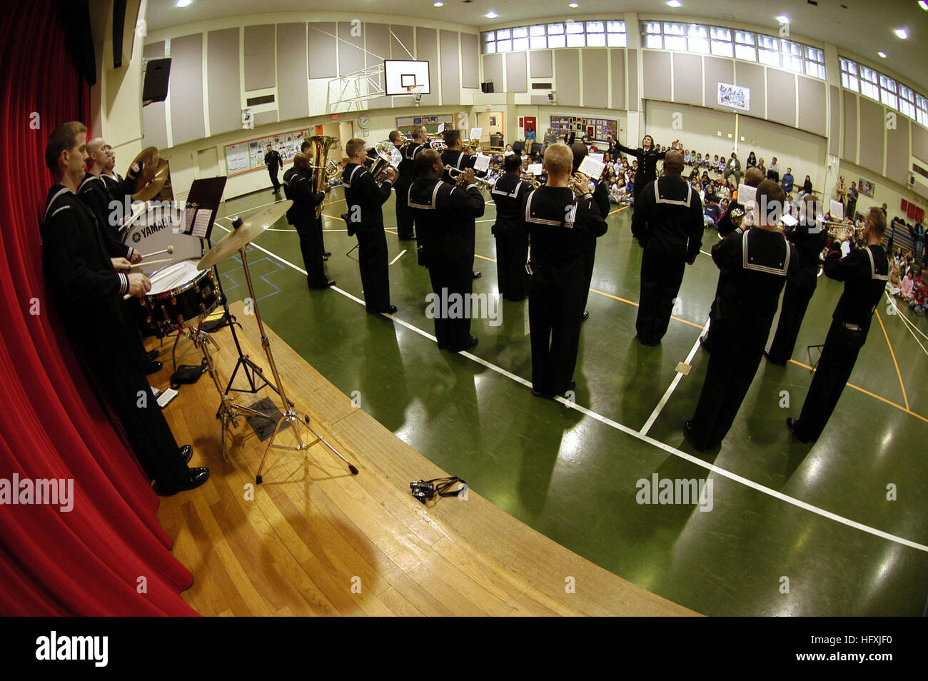 060120-N-1194D-005 Sasebo, Japan (22. Januar 2006) - die siebte Flotte Band spielt ein mitreißendes Konzert für die Kinder der Grundschule Sasebo. Das hochenergetische Musikereignis kennzeichnete die Big Band Far East Edition und Shonan Blechbläserquintett. Mitglieder der siebten Flotte Band sind derzeit auf der 7. US-Flotte Befehl Schiff USS Blue Ridge (LCC-19), eingeschifft auf einer Routine-Bereitstellung in der Region Asien-Pazifik zur Unterstützung der NavyÕs Verpflichtung zur Diplomatie und positive internationale Beziehungen. Foto: U.S. Navy Journalist 2. Klasse Patrick Dille (freigegeben) uns Marine 060120-N-1194D-005 der Sev Stockfoto