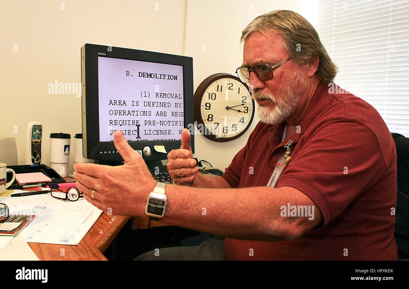 090617-N-1783P-001 CHARLESTON, SC. (17. Juni 2009) Bob Gore verwendet ein Programm namens Zoom Text um den Text auf seinem Computermonitor zu vergrößern. Gore ist ein blind Spezialist für die Umwelt arbeiten bei Naval Weapons Station, Charleston. (Foto: U.S. Navy MachinistÕs Mate 3. Klasse Juan Pinalez/freigegeben) US Navy 090617-N-1783P-001 Bob Gore ein Programm namens Zoom Text verwendet, um den Text auf seinem Computerbildschirm vergrößern Stockfoto