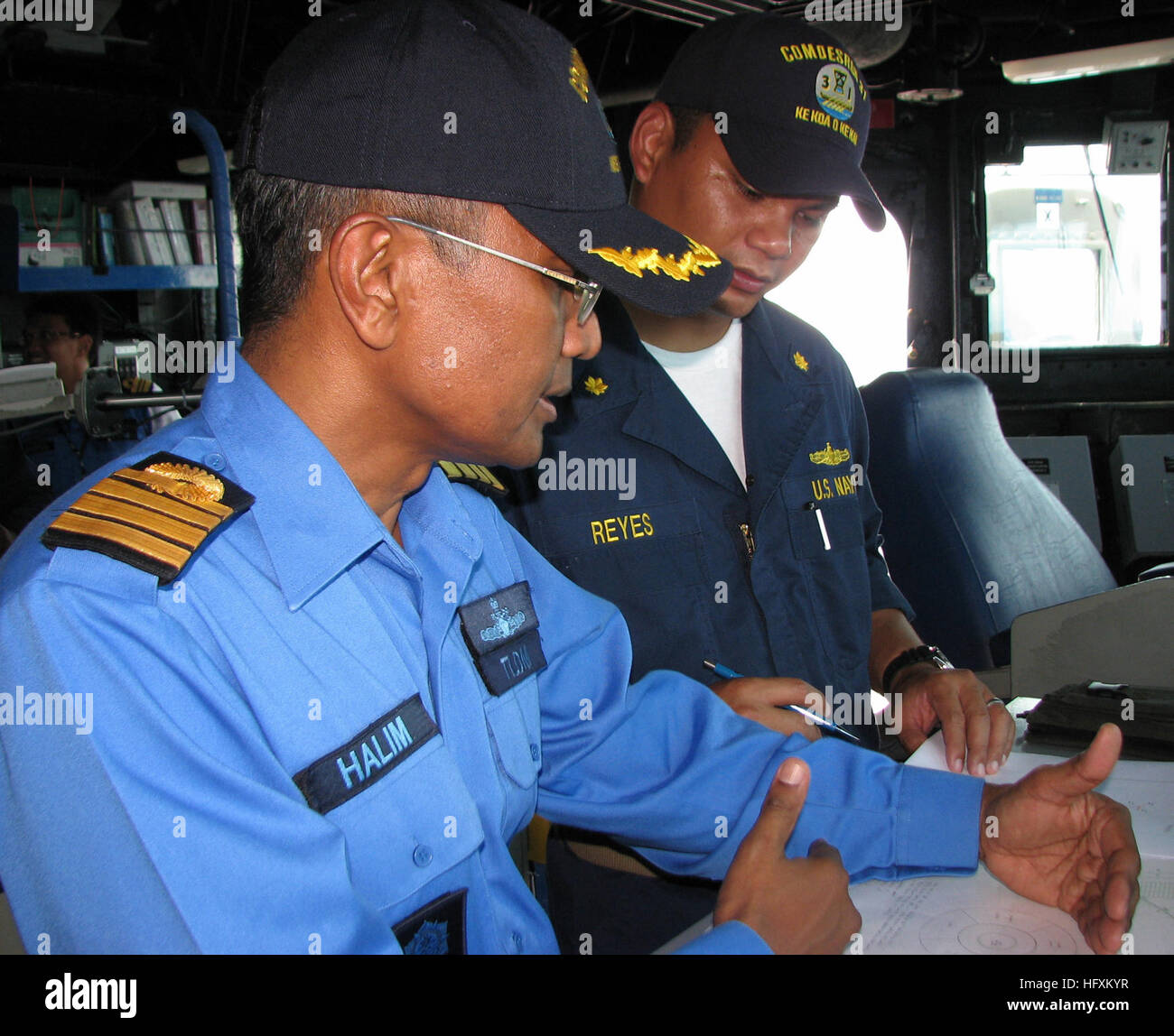 090627-N-7058E-188 SOUTH CHINA SEA (27. Juni 2009) Royal Malaysian Navy Captain Halim Bin Maulud beobachtet auf See manövrieren Übungen mit Lt. CMdR Ronel Reyes von Commander Task Group 73,5 auf der Brücke der Dock-Landungsschiff USS Harpers Ferry (LSD-49). Halim und anderen Mitgliedern der malaysischen Streitkräfte sind Bestandteil der kombinierten flott Personal für die auf See Phase der Zusammenarbeit flott Bereitschaft und Training (CARAT) Malaysia 2009. Karat ist eine Reihe von bilateralen Übungen jährlich in Südost-Asien zu stärken Beziehungen und die Einsatzbereitschaft der teilnehmenden fo Stockfoto
