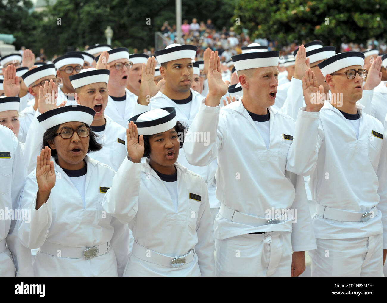 090701-N-1026O-003 ANNAPOLIS, MD. (1. Juli 2009) Plebes aus der US Naval Academy Klasse 2013 nehmen der Eid des Amtes am Tecumseh Hof. Die Zeremonie markiert den Beginn der Plebs Sommer, eine anspruchsvolle siebenwöchigen Orientierung, die die rund 1.200 ausgewählten Kandidaten von Zivilisten für Midshipmen verwandelt. (US Navy Foto von Shannon OÕConnor/freigegeben) US Navy 090701-N-1026O-003 Plebes aus der US Naval Academy Klasse 2013 nehmen der Eid des Amtes am Tecumseh Hof Stockfoto