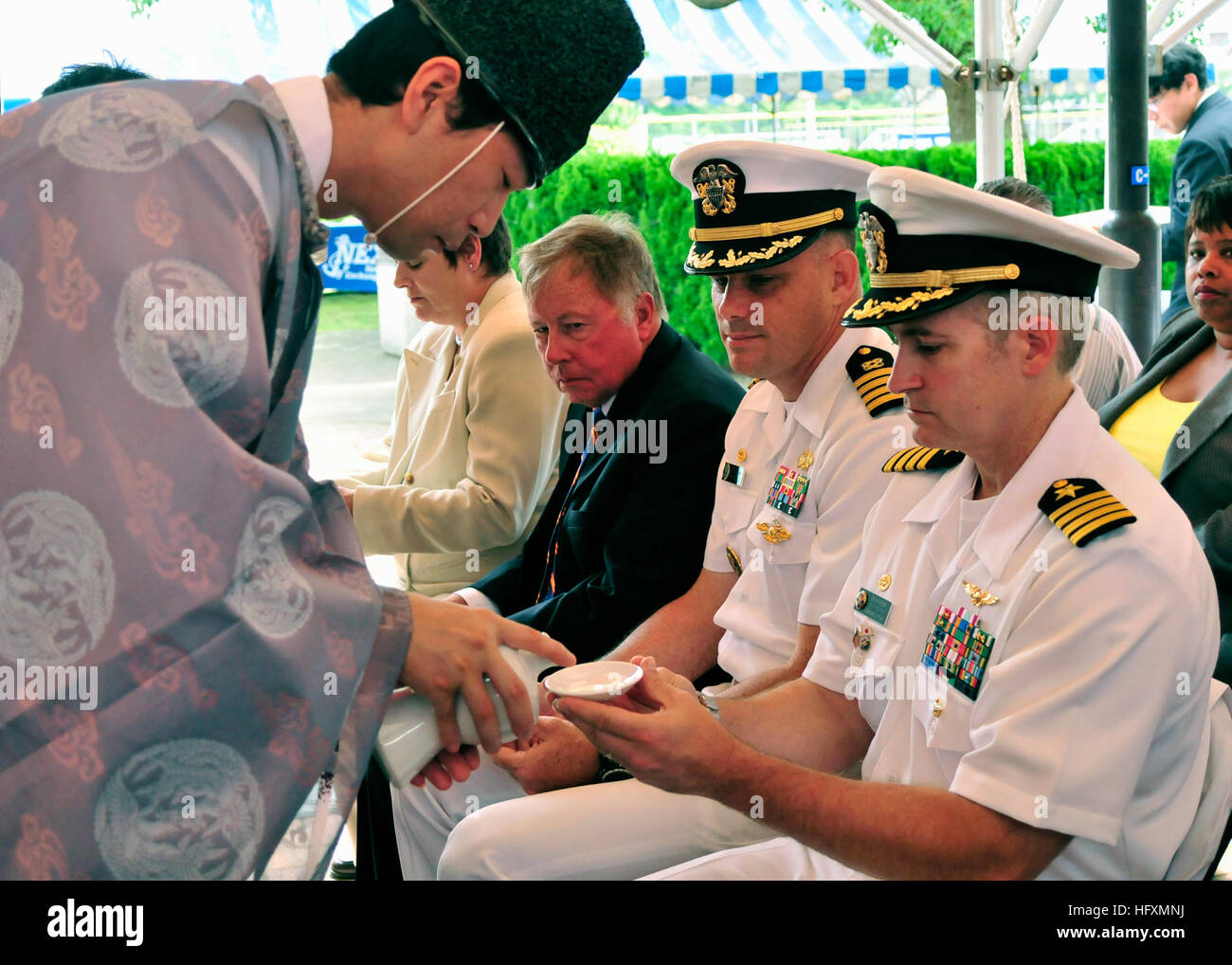 090713-N-4031K-001 ATSUGI, Japan (13. Juli 2009) Kommandierender Offizier Captain Eric Gardner, Naval Air Facility Atsugi, Japan, akzeptiert Willen von einem Shinto-Priester als Symbol für die Vollendung der Spatenstich für das Navy Exchange Erweiterungsprojekt. Das $ 8,8 Millionen-Projekt wird hinzufügen, 1.300 qm auf die aktuelle Struktur und die bestehenden 1.600 qm zu renovieren. Die NEX bleibt während des Umbaus geöffnet und wird voraussichtlich bis Herbst 2010 abgeschlossen sein. (Foto: U.S. Navy Mass Communication Specialist 2. Klasse Steven Khor/freigegeben) U.S. Navy 090713-N-4031K-001 Kommandierender Offizier Ca Stockfoto