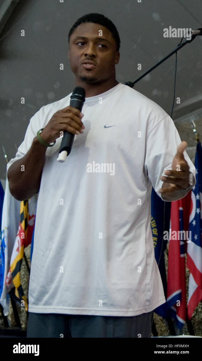 All-Pro National Football League (NFL) Runningback Warrick Dunn befasst sich mit US-Militärangehörige in Bagram Air Base, Afghanistan, 14. Juli 2009, bei einer United Service Organizations Einsatzgebiet des US Central Command. Die Tour bietet auch NFL Hall Of Fame Coach Don Shula, Schauspieler Bradley Cooper und d.b. Sweeney und Sport Persönlichkeit und Modell Leeann Tweeden. (Foto: DoD Mass Communication Specialist 1. Klasse Chad J. McNeeley, US Navy/freigegeben) Warrick Dunn in Bagram AB 2009-07-14 Stockfoto