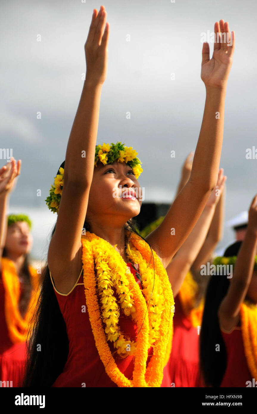 090723-N-7498L-043 PEARL HARBOR (23. Juli 2009) die Mädchen Halau Hula Olana (Schule der Leben Hula) führen einen traditionellen Hula-Tanz für die Ankunft von der Virginia-Klasse u-Boot USS Hawaii (SSN 776). USS Hawaii ist das dritte Virginia-Klasse u-Boot gebaut und das erste u-Boot trägt den Namen des Aloha State. Hawaii ist in der Lage, eine Vielzahl von Missionen, einschließlich der u-Boot, Schiff Anti-Oberfläche Kriegsführung, Streik, spezielle Marinekriegsführung mit Spezialeinheiten, Intelligenz, Überwachung und Aufklärung, unregelmäßige Kriegsführung und Mine warfa Stockfoto