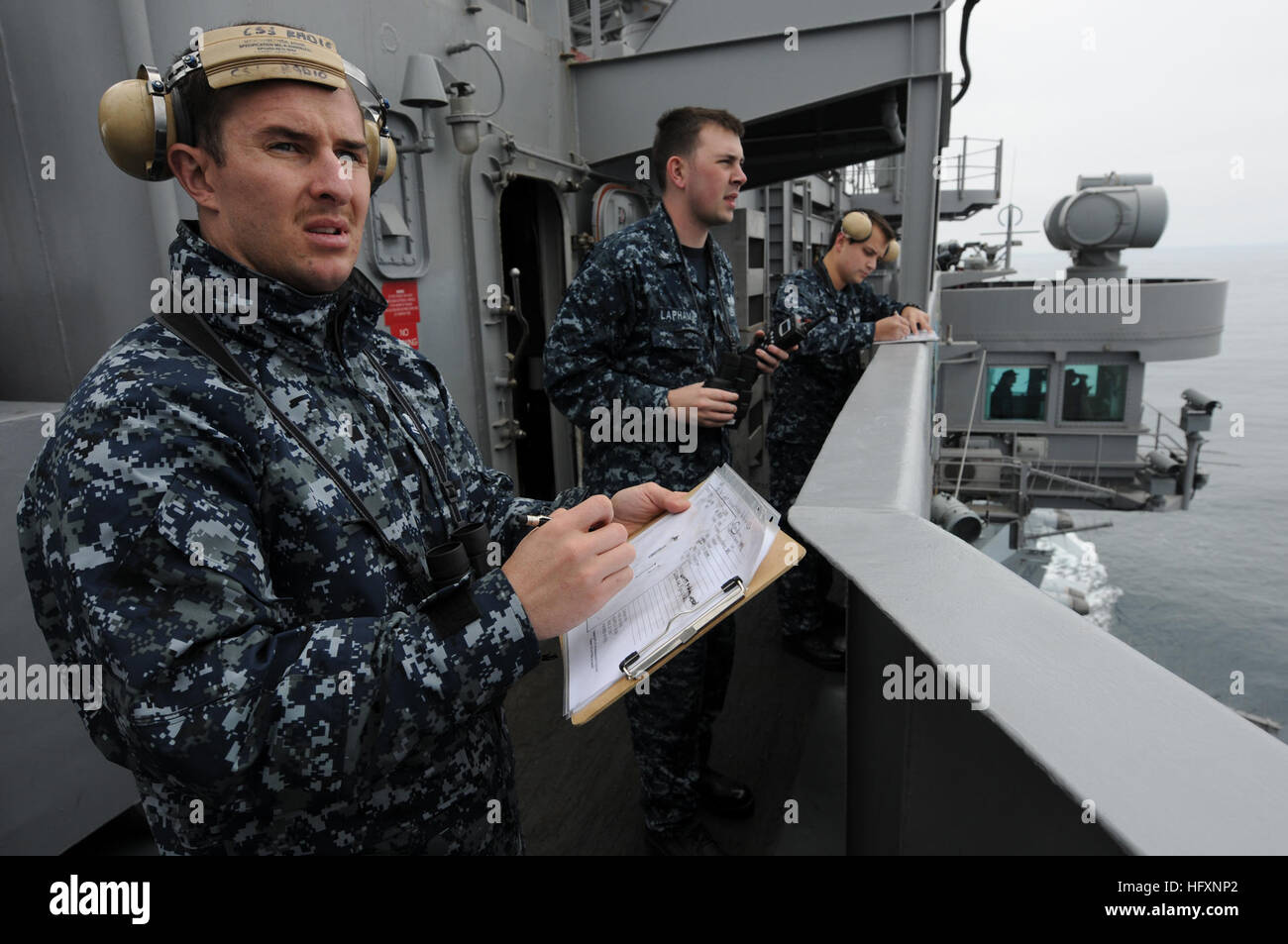 100804-N-5016P-001 Pazifik (4. August 2010) Intelligence Spezialisten 2. Klasse Andrew McFadden, links, William Lapham und Tyler Aker Suche während eine nautische Schiffe oder sonst fotografische Auslegung und Prüfung (SNOOPIE) an Bord des Flugzeugträgers USS Abraham Lincoln (CVN-72) ausüben. Abraham Lincoln ist im Gange für eine zusammengesetzte Einheit Übung zu trainieren, das Schiff, eingeschifften Geschwader und anderen Einheiten, die Abraham Lincoln Carrier Strike Group umfassen. (Foto: U.S. Navy Mass Communication Specialist 2. Klasse Arif Patani/freigegeben) U.S. Navy 100804-N-5016P-001 Intelli Stockfoto