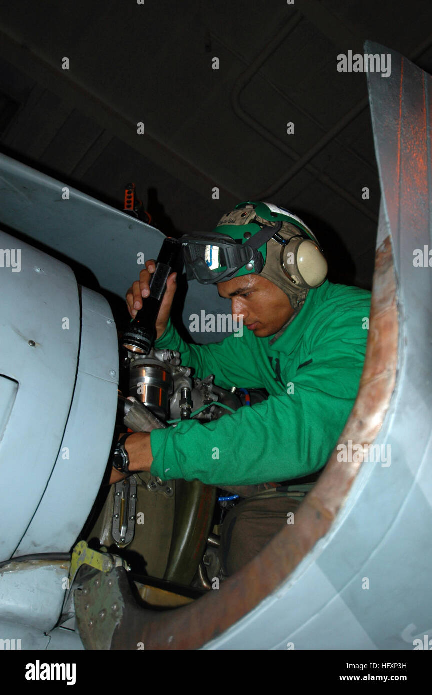 090806N1245S001 Pazifik (6. August 2009) Aviation MachinistÕs Mate