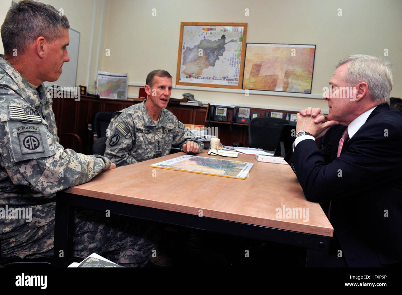 090809-N-5549O-006 KABUL, Afghanistan (9. August 2009) Secretary Of The Navy (SECNAV) die Honorable Ray Mabus rechts, trifft sich mit General Stanley McChrystal, Center, Kommandant International Security Assistance Force Afghanistan (ISAF) und Generalleutnant David Rodriguez im ISAF-Hauptquartier. (Foto: U.S. Navy Mass Communication Specialist 2. Klasse Kevin S. O'Brien/freigegeben) UNS Navy 090808-N-5549O-006 Secretary Of The Navy (SECNAV) trifft die Honorable Ray Mabus, Recht, General Stanley McChrystal und Generalleutnant David Rodriguez im ISAF-Hauptquartier Stockfoto