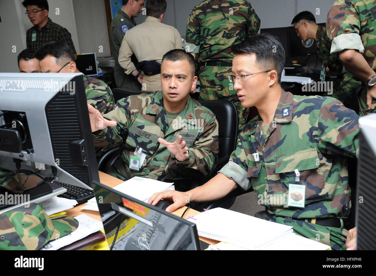 090817-N-5086M-008 BUSAN, Südkorea (17. August 2009) U.S. Navy Lt. CMdR Jason Nunez, links, und Republik der Korea Marine Lt. CMdR Kim Dae-Ik arbeiten als Teil des Koordinationsteams Naval Operations während Ulchi Freedom Guardian 2009. Ulchi Freedom Guardian ist eine jährliche Computer Simulationsgestützte Übung, Republik Korea und den USA Interoperabilität zu verbessern. (Foto: U.S. Navy Mass Communication Specialist 2. Klasse Greg Mitchell/freigegeben) Marine 090817-N-5086M-008 U.S. Navy Lt. CMdR Jason Nunez, links, und Republik der Korea Marine Lt. CMdR Kim Dae-Ik als Bestandteil der Marineoperation arbeiten Stockfoto