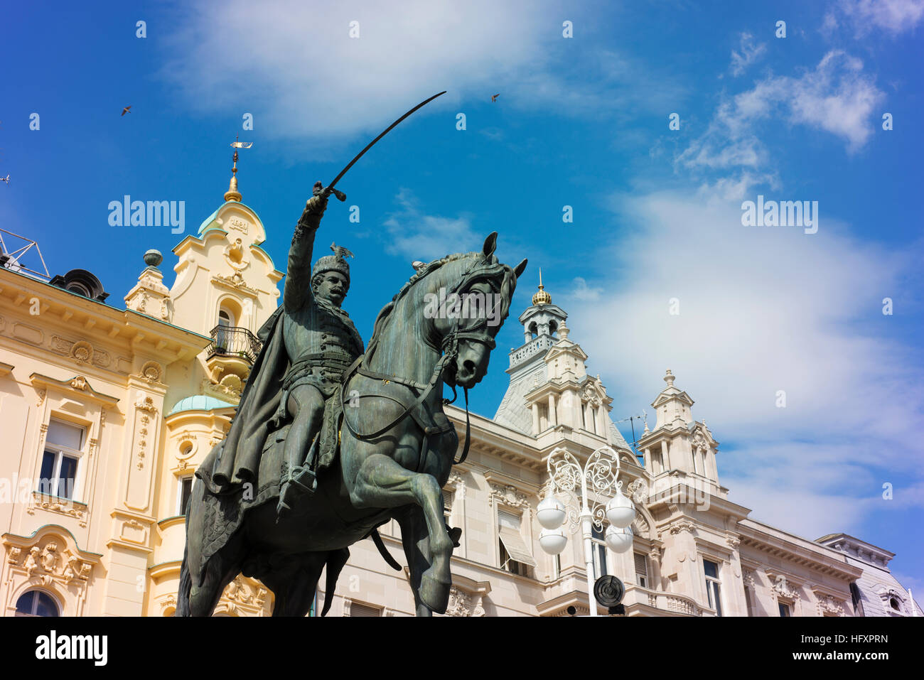 Ban Jelacic Platz in zentralen Zagreb mit einer Statue von ban Josip Jelacic rittlings auf seinem Pferd. Stockfoto