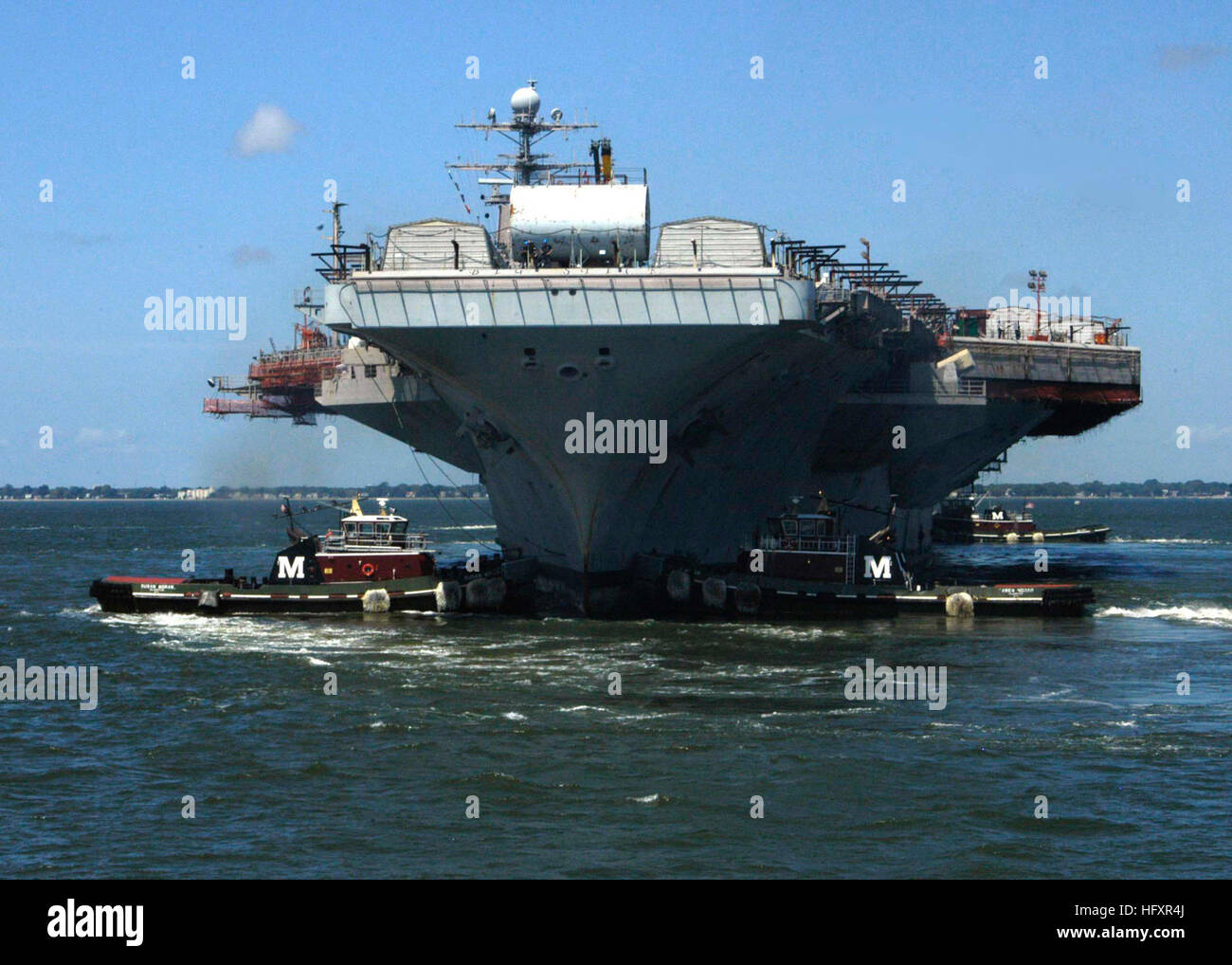 090929-N-4320W-003 NORFOLK (29. August 2009) dem Flugzeugträger USS Theodore Roosevelt (CVN-71) fährt der Naval Station Norfolk und beginnt einen Abschleppen Vorgang zu Northrop Grumman Newport News Schiffbau für eine Betankung komplexe Overhaul (RCOH). Eine mehrjährige Überholung umfasst RCOH, Umbauten, Reparatur, Wartung und Betankung des Flugzeugträgers. Die RCOH ermöglicht das Schiff um künftige Missionen zu erfüllen und Lebensdauer Anforderungen für ca. die nächsten 25 Jahre fortgesetzt. (Foto: U.S. Navy Mass Communication Specialist 3. Klasse Dominique Watts/freigegeben) U.S. Navy 090929-N-4320W-003 der Stockfoto