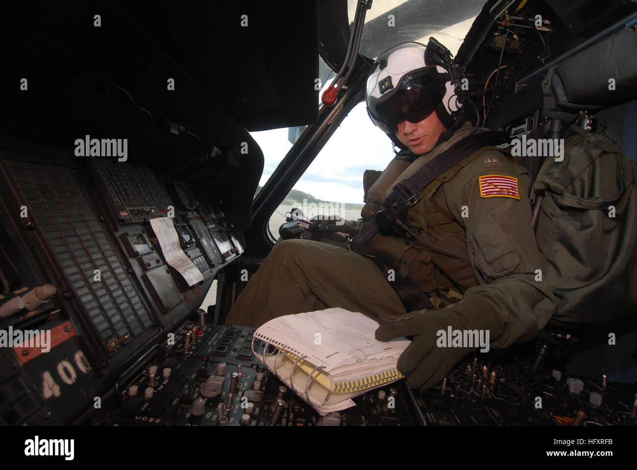 090910-N-6651N-051 MAYPORT, Florida (10. September 2009) Chief Warrant Officer Kevin Holland geht über die Pre-Flight Checklist beim Sitzen in der SH-60 b Sea Hawk-Hubschrauber, Naval Station Mayport, Florida zu verlassen (Foto: U.S. Navy Mass Communication Specialist 1. Klasse Monica Nelson/freigegeben) US Navy 090910-N-6651N-051 Chief Warrant Officer Kevin Holland geht über die Pre-Flight Checklist beim Sitzen in der SH-60 b Sea Hawk-Hubschrauber Stockfoto