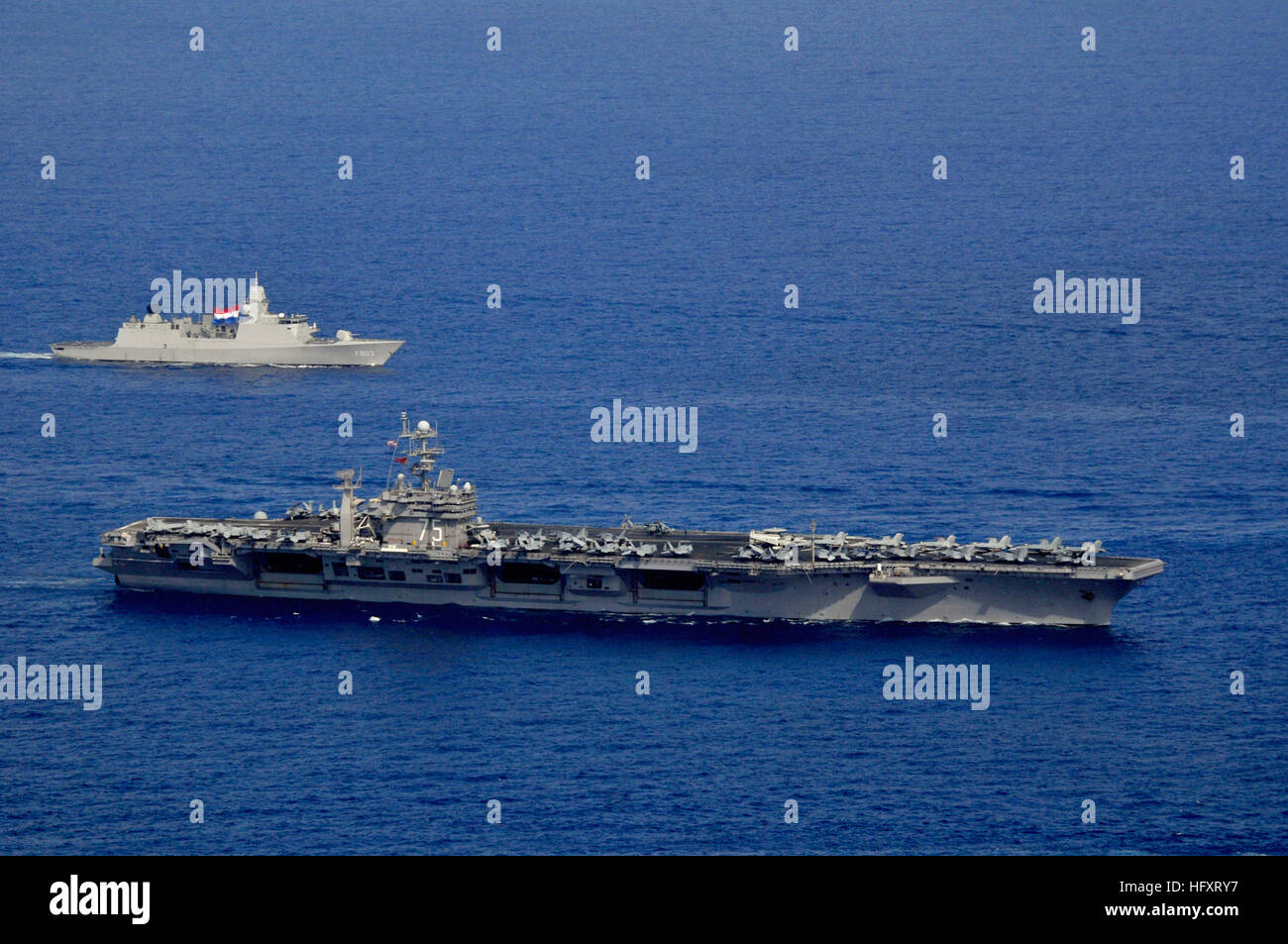 090917-N-8907D-147-Atlantik (17. September 2009) transit der Flugzeugträger USS Harry S. Truman (CVN-75) und der Royal Netherlands navy Fregatte HNLMS Tromp (F803) in Formation während einer Gruppe Segel. Truman ist Joint Task Force-Übung im Gange beteiligt. (Foto: U.S. Navy Mass Communication Specialist 3. Klasse David Danals/freigegeben) US Navy 090917-N-D 8907-147 er Flugzeugträger USS Harry S. Truman (CVN-75) und der Royal Netherlands navy Fregatte HNLMS Tromp (F803) Transit in Formation während einer Gruppe Segel Stockfoto