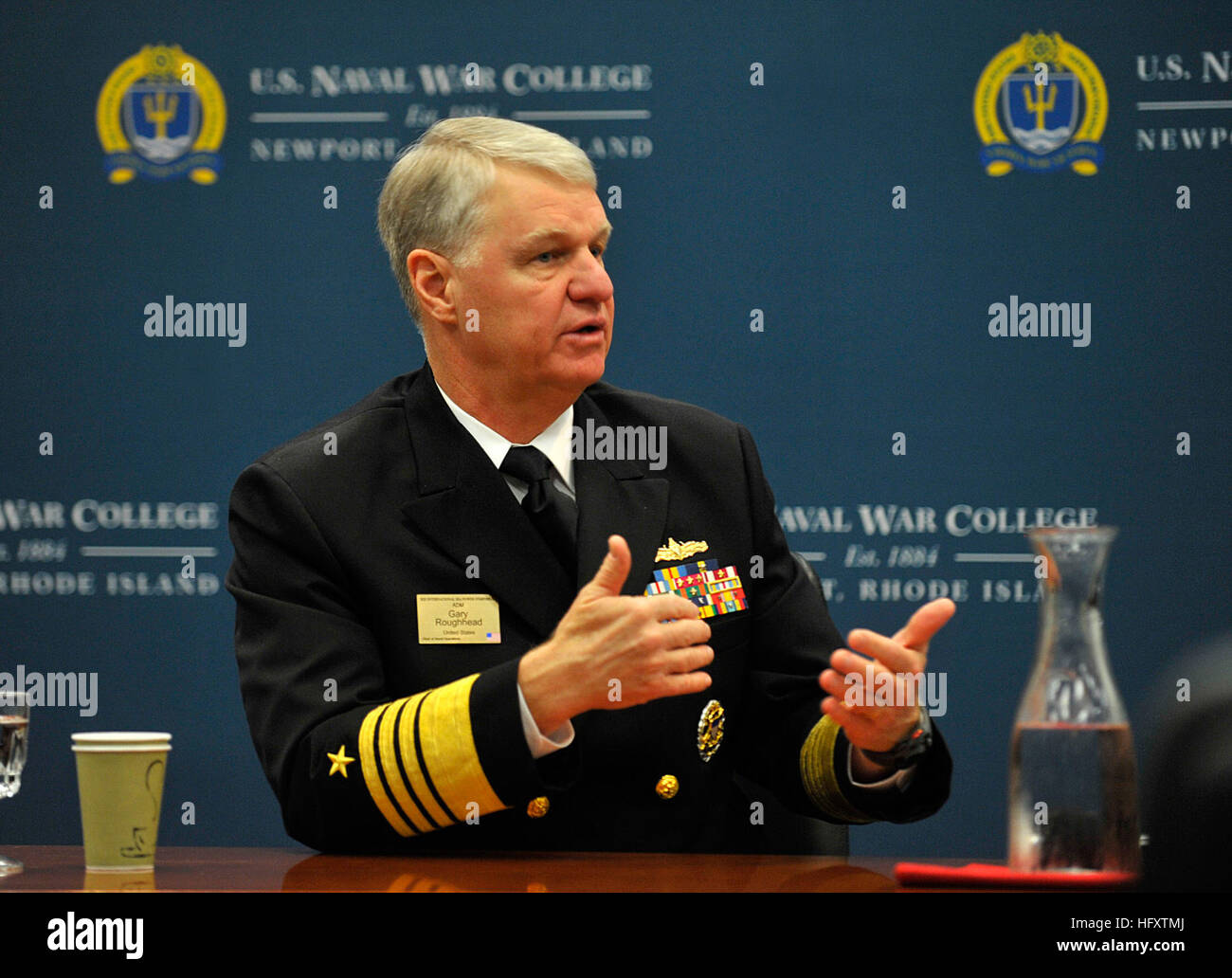 091007-N-8273J-106 NEWPORT, RI (7. Oktober 2009) Chief of Naval Operations (CNO) Admiral Gary Roughead ist während einer Pressekonferenz am 19. Biennale Internationale Seemacht Symposium in Newport, RI sich Führungskräfte aus mehr als 100 internationalen Seestreitkräfte treffen interviewt, Herausforderungen und Möglichkeiten zur Zusammenarbeit und gemeinsamen Anleihen der maritime Partnerschaft zu diskutieren. (Foto: U.S. Navy Mass Communication Specialist 1. Klasse Tiffini Jones Vanderwyst/freigegeben) U.S. Navy 091007-N-8273J-106 Chief of Naval Operations (CNO) Admiral Gary Roughead wird während einer Pressekonferenz interviewt. Stockfoto