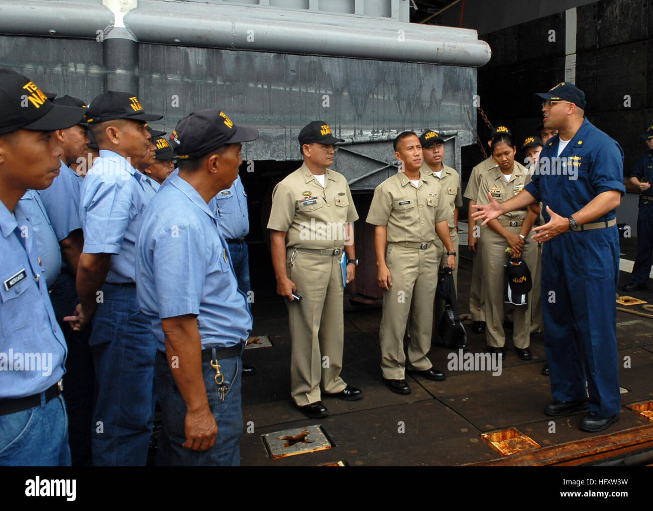 Uns marine cmdr adrian ragland -Fotos und -Bildmaterial in hoher ...