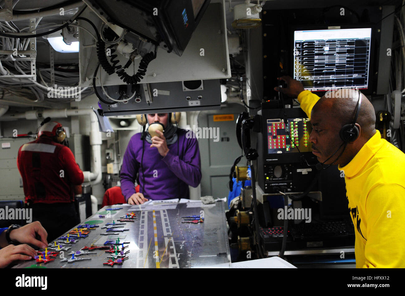101219-N-2953W-023 Pazifik (19. Dezember 2010) Lt. CMdR Tommy Edgeworth, Handler an Bord des Flugzeugträgers USS Carl Vinson (CVN-70), beobachtet die Bewegungen auf dem Ouija-Brett während einer simulierten allgemeine Viertel Drill. Carl Vinson und Carrier Air Wing (CVW) 17 auf einer dreiwöchigen zusammengesetzte Einheit Übung eine Bereitstellung in der US-7. und 5. Flotte Zuständigkeitsbereiche folgen. (Foto: U.S. Navy Mass Communication Specialist 2. Klasse Adrian T. White/freigegeben) US Navy 101219-N-2953W-023 Lt. CMdR Tommy Edgeworth beobachtet die Bewegungen auf dem Ouija-Brett während einer simulierten allgemeine qu Stockfoto