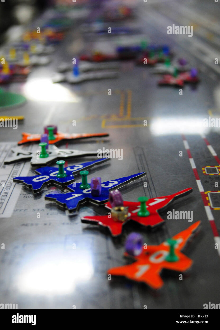 101219-N-2953W-028 Pazifik (19. Dezember 2010) Segler positionieren Flugzeuge Marker auf das Ouija-Brett während einer simulierten allgemeine Viertel Drill an Bord des Flugzeugträgers USS Carl Vinson (CVN-70). Carl Vinson und Carrier Air Wing (CVW) 17 auf einer dreiwöchigen zusammengesetzte Einheit Übung eine Bereitstellung in der US-7. und 5. Flotte Zuständigkeitsbereiche folgen. (Foto: U.S. Navy Mass Communication Specialist 2. Klasse Adrian T. White/freigegeben) US Navy 101219-N-2953W-028-Segler positionieren Flugzeuge Marker auf das Ouija-Brett während einer simulierten allgemeine Viertel Drill an Bord USS Carl Vin Stockfoto