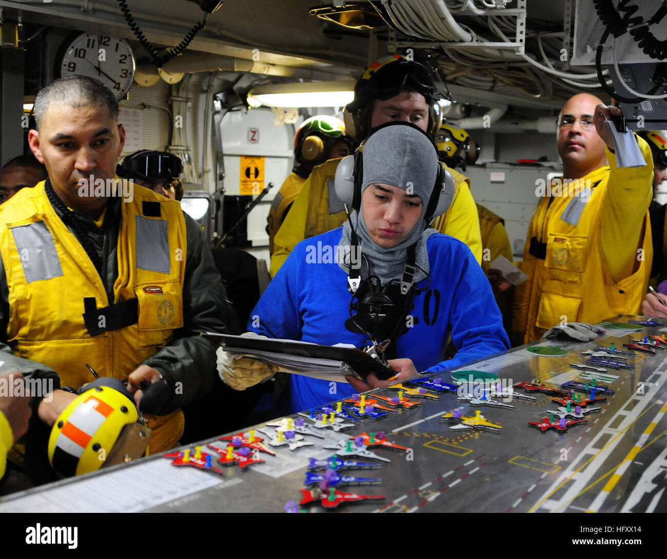 101219-N-2953W-043 Pazifik (19. Dezember 2010) Luftfahrt Boatswain Mate (Handling) 3. Klasse Cody Garza befasst sich mit dem Ouija-Brett während einer allgemeinen Viertel Drill an Bord des Flugzeugträgers USS Carl Vinson (CVN-70). Carl Vinson und Carrier Air Wing (CVW) 17 sind auf einer dreiwöchigen zusammengesetzte Einheit Übung gefolgt von einer Bereitstellung in die USA 7. und USA 5. Flotte Aufgabenbereiche. (Foto: U.S. Navy Mass Communication Specialist 2. Klasse Adrian T. White/freigegeben) US Navy 101219-N-2953W-043 Aviation Boatswain Mate (Handling) 3. Klasse Cody Garza befasst sich mit dem Ouija-Brett Stockfoto