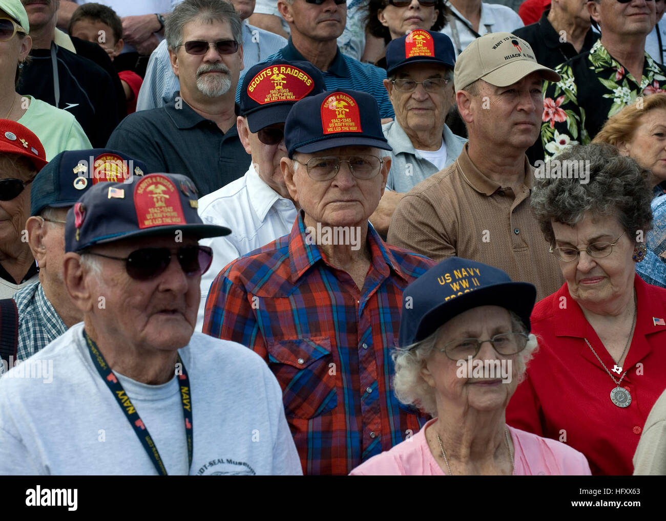 091107-N-8689C-007 FORT PIERCE, Florida (7. November 2009) Mitglieder der zweiten Weltkrieg Ära Scouts und Jäger stehen während der 2009 Veterans Day Zeremonie und aufbringen XXIV im National Marine UDT-SEAL Museum in Fort Pierce, Florida erkannt werden Die jährliche Muster gehalten wird im Museum, das auf das ursprüngliche Trainingsgelände des Scouts und Raiders befindet. (Foto: U.S. Navy Mass Communication Specialist 2. Klasse Joseph M. Clark/freigegeben) Dichtung US Navy 091107-N-8689C-007 Mitglieder des zweiten Weltkrieg Ära Scouts und Raiders stehen während der 2009 Veterans Day Zeremonie und aufbringen XXI erkannt werden Stockfoto