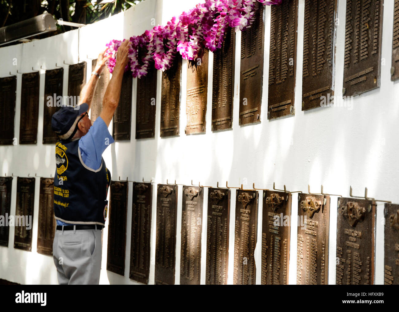 091111-N-3560G-062 PEARL HARBOR, Hawaii (11. November 2009) im Ruhestand Yeoman 1. Klasse Al Shoehigh legt eine Lei auf die Plakette an jeder zweiten Weltkriegs Submariner auf ewige Patrouille während ein Veteranen Tag Zeremonie an USS Parche u-Boot Memorial Park. (Foto: U.S. Navy Mass Communication Specialist 2. Klasse Ronald Gutridge/freigegeben) US Navy 091111-N-3560 G-062 pensionierte Yeoman 1. Klasse Al Shoehigh legt eine Lei auf die Plakette an jeder zweiten Weltkriegs Submariner auf ewige Patrouille Stockfoto