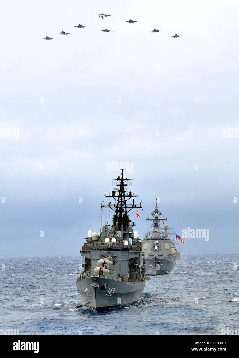 Flugzeuge fliegen über Kopf wie die japanische Maritime Self-Defense Force Haruna-Klasse Hubschrauber Zerstörer HS Hiei (DDH 142), Front und die Atago-Klasse Lenkwaffenzerstörer JS Ashigara (DDG-178) führen eine Foto-Übung mit Schiffen der US Navy in der Philippinensee 17. November 2009, während der jährlichen Übung (ANNUALEX) 2009. Die kombinierte Übung zwischen amerikanischen und japanischen Seestreitkräfte soll die militärischen Beziehungen zwischen den beiden Nationen verbessern und Oberfläche, Luft und unterseeischen Kriegsführung Fähigkeiten. (DoD Foto von Chief Masse Kommunikation Spezialist Ty Swartz, US Navy/freigegeben) US-Marine 09 Stockfoto