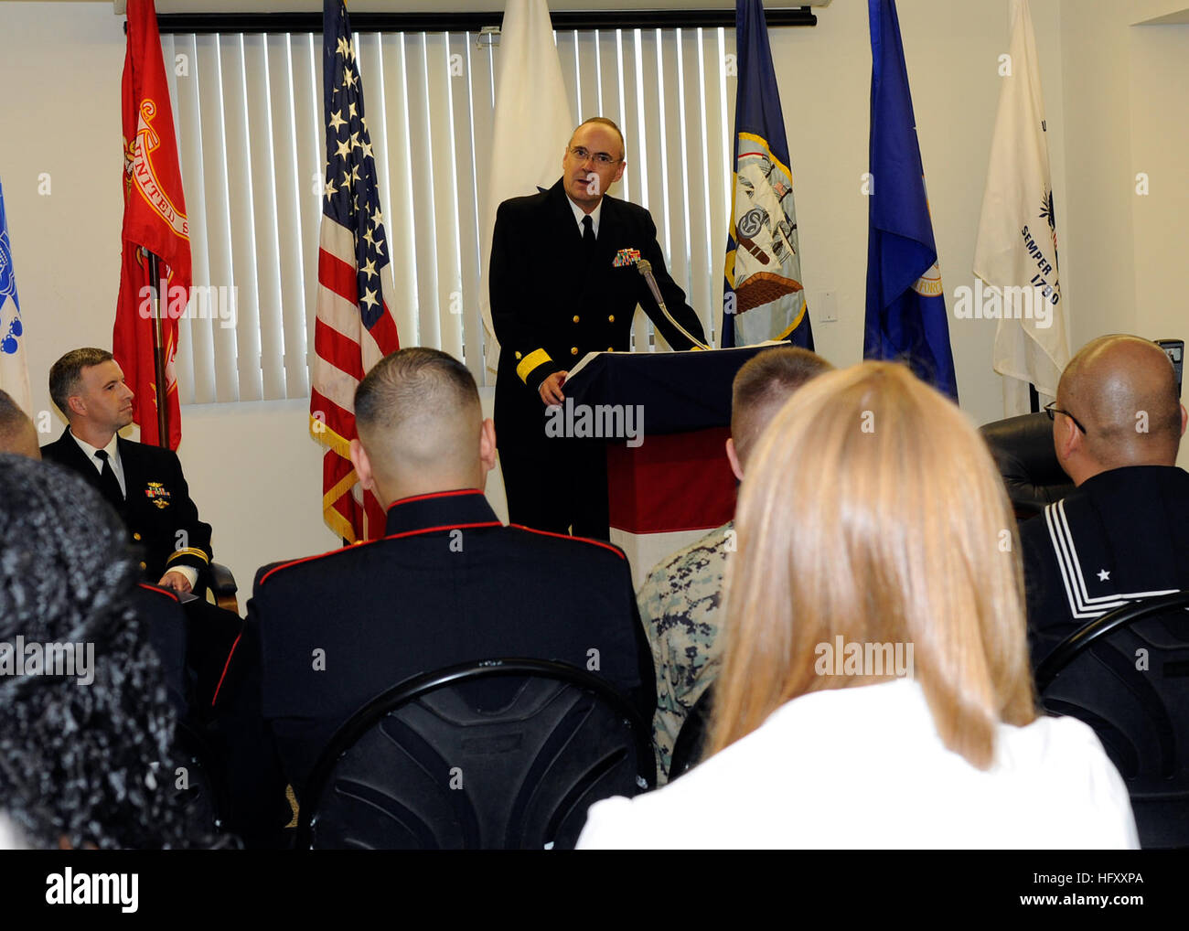 101119-N-7214P-007 SAN DIEGO (19. November 2010) Rear Admiral C. Forrest Fiason III, Commander Naval Medical Center San Diego, macht die Eröffnungsrede bei der Eröffnung von der Überwindung von Not und Stress Injury Unterstützung (OASIS) Wohn-Programm auf dem Campus Naval Medical Center San Diego Naval Base Point Loma. OASIS ist ein neues Behandlungsprogramm, das intensive psychiatrische Versorgung für Militärangehörige bekämpfen damit verbundene psychische Symptome wie depressive Störungen, Angststörungen, posttraumatische Belastungsstörung und Drogenmissbrauch Probleme bietet. (U.S. Navy Photo von Masse Kommunikation Stockfoto