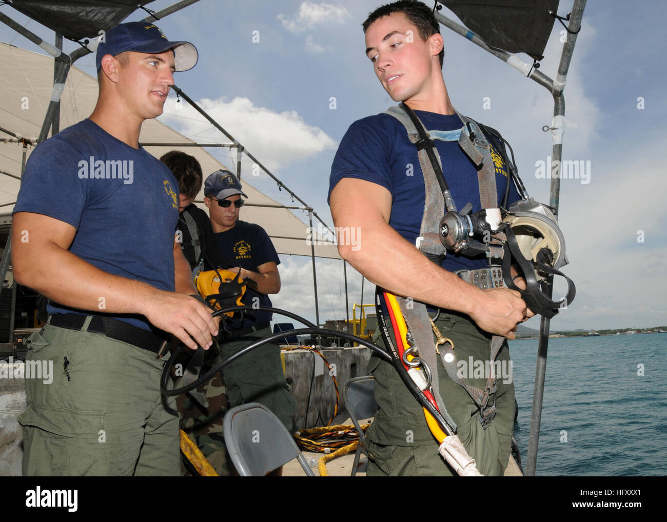 110407-N-QY759-008-POLARIS-POINT, Guam (7. April 2011) Navy Diver 3. Klasse Kyle Fox, der das u-Boot-tender USS Frank Kabel (AS 40), unterstützt Hospital Corpsman 3. Klasse Jason Kantorik mit einem Hauch Schlauch Check vor dem Tauchgang. Frank Cable unterhält und unterstützt u-Boote und Überwasserschiffe eingesetzt in den USA 7. Flotte Aufgabengebiet. (Foto: U.S. Navy Mass Communication Specialist 2. Klasse David R. Krigbaum/freigegeben) US Navy 110407-N-QY759-008 Navy Diver 3. Klasse Kyle Fox, der das u-Boot-tender USS Frank Kabel (AS 40), unterstützt Hospital Corpsman 3. Klasse Jaso Stockfoto
