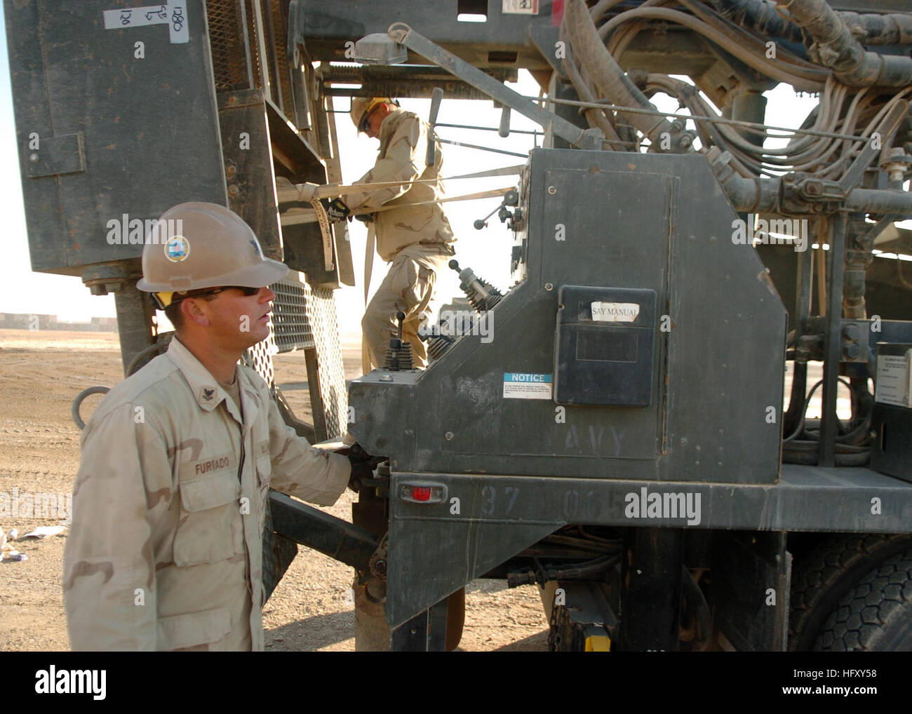 091205-N-9564W-067 Provinz HELMAND, Afghanistan (5. Dezember 2009) Konstruktionsmechaniker 2. Klasse Kevin Furtado, links von Patterson, Kalifornien, und Ausrüstung-Operator 2. Klasse Lester Maurer, von Ruth, Michigan, beide, die das Wasser gut Ablösen des Naval Mobile Bau Bataillon (NMCB) 74, zugewiesen die Basis eines Wasser-gut-Rigs für den Transport zu sichern. Die Abteilung spielt eine entscheidende Rolle für die US-Streitkräfte, Suche und Bereitstellung von Wasser nach vorne operativen Basen im Süden Afghanistans. (Foto: U.S. Navy Mass Communication Specialist 1. Klasse Ryan G. Wilber/freigegeben) U.S. Navy 091205-N-9564W-067 baugewerblicher Stockfoto