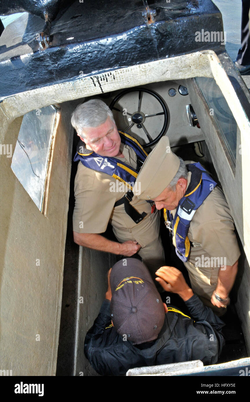 091205-N-8273J-180 CARTAGENA, Kolumbien (5. Dezember 2009) Chief of Naval Operations (CNO) Admiral Gary Roughead Fahrten in einem semi-submersible Boot beim Treffen mit kolumbianischen Streitkräfte der Küstenwache im Naval Base Bolivar. Das Boot wurde von Drogenschmugglern in der Karibik beschlagnahmt. (Foto: U.S. Navy Mass Communication Specialist 1. Klasse Tiffini Jones Vanderwyst/freigegeben) U.S. Navy 091205-N-8273J-180 Hief der Naval Operations (CNO) Admiral Gary Roughead reitet in einem semi-submersible Boot beim Treffen mit kolumbianischen Streitkräfte der Küstenwache im Naval Base Bolivar Stockfoto