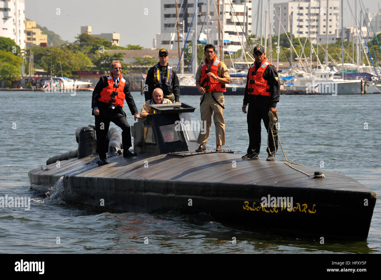 091205-N-8273J-220 CARTAGENA, Kolumbien (5. Dezember 2009) Chief of Naval Operations (CNO) Admiral Gary Roughead treibt ein semi-submersible Boot beim Treffen mit kolumbianischen Streitkräfte der Küstenwache im Naval Base Bolivar. Das Boot wurde von Drogenschmugglern in der Karibik beschlagnahmt. (Foto: U.S. Navy Mass Communication Specialist 1. Klasse Tiffini Jones Vanderwyst/freigegeben) U.S. Navy 091205-N-8273J-220 Chief of Naval Operations (CNO) Admiral Gary Roughead treibt ein semi-submersible Boot beim Treffen mit kolumbianischen Streitkräfte der Küstenwache im Naval Base Bolivar Stockfoto