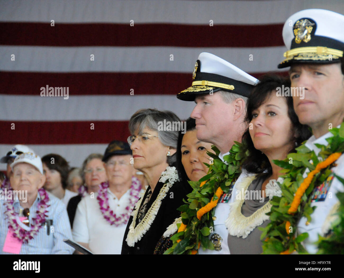 091207-N-7498L-146 PEARL HARBOR (7. Dezember 2009) Gouverneur von Hawaii Linda Lingle verbindet Admiral Patrick Walsh, Kommandeur der US-Pazifikflotte und Rear Admiral Dixon Smith, Kommandeur der Marine Region Hawaii, bei einer US-Marine und National Park Service Zeremonie zum Gedenken an die 68. Jahrestag der 7. Dezember 1941 Überraschungsangriff auf Pearl Harbor. (Foto: U.S. Navy Mass Communication Specialist 2. Klasse Mark Logico/freigegeben) US Navy 091207-N-7498L-146 Hawaii Gouverneur Linda Lingle verbindet Admiral Patrick Walsh, Kommandeur der US-Pazifikflotte und Rear Admiral Dixon Smith, Kommandeur der Marine Region Hawaii, bei einer U.S. Stockfoto