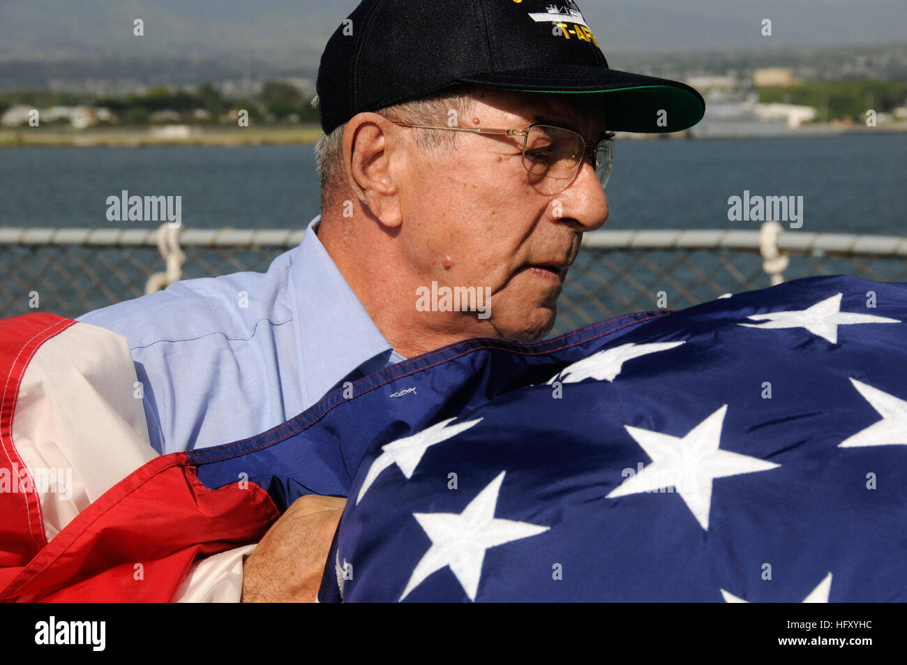 091218-N-7498L-254 PEARL HARBOR (18. Dezember 2009) in der Lage Bodied Seaman John Douklias sammelt der nationalen Fähnrich an Bord des Military Sealift Command Bekämpfung Läden Schiffs USNS San Jose (T-AFS 7) während der ShipÕs Zeremonie Stilllegung. San Jose ist die letzte der acht Kampf Schiffe von der Naval Fleet Auxiliary Force deaktivieren speichert. (Foto: U.S. Navy Mass Communication Specialist 2. Klasse Mark Logico/freigegeben) US Navy 091218-N-7498L-254 können Bodied Seaman John Douklias sammelt der nationalen Fähnrich an Bord des Military Sealift Command Bekämpfung Läden Schiffs USNS San Jose (T-AFS-7) Stockfoto