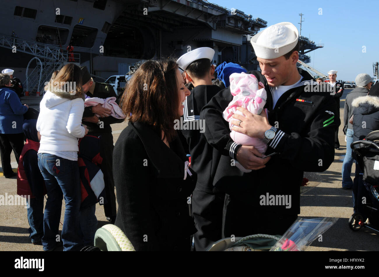 091222-N-7353M-031 NORFOLK (22. Dezember 2009) Aviation BoatswainÕs Mate Airman Bradley Peterson umarmt seine Tochter auf dem Pier nach Mehrzweck amphibischer Angriff Schiff USS Wasp (LHD-1) nach Norfolk zurück. Wespe abgeschlossen eine drei-Monats-Bereitstellung südlichen Partnerschaft Station-Amphib in der Southern Command Verantwortungsbereich mit Zerstörer Geschwader (DESRON) 40 und eingeschifften Sicherheit Kooperation Marine Air-Ground Task Force zu unterstützen. (Foto: U.S. Navy Mass Communication Specialist 2. Klasse Christopher Koons/freigegeben) US Marine 091222-N-7353M-031 Aviation Boatswain Mate Airman Bradley Pe Stockfoto