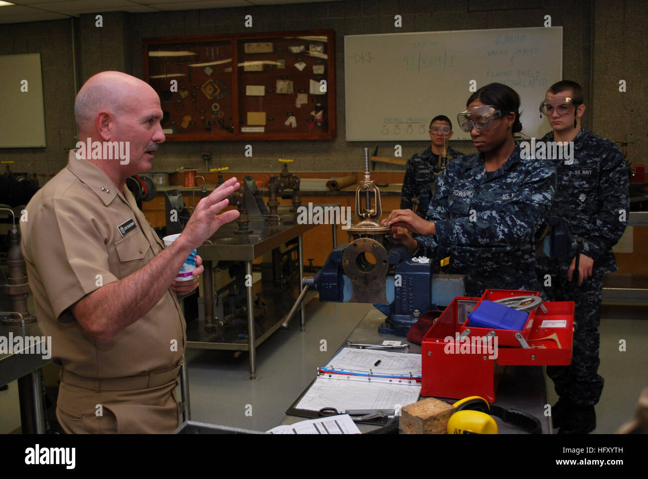 100106-N-0603N-216 GREAT LAKES, Illinois (6. Januar 2010) Rear Admiral Joseph F. Kilkenny, Kommandeur der Marine Bildung und Training Command, Gespräche mit Studenten über die Basic Engineering Core Course (BECC) in der Mitte für Naval Engineering Kurssite. Die Schüler waren das Ventil/Flansch Schild Lab, eines der vielen Übungseinheiten BECC zugeordnet abschließen. (Foto: U.S. Navy Operations Specialist Seemann Teal L. Norman/freigegeben) US Navy 100106-N-0603N-216 Rear Admiral Joseph F. Kilkenny spricht mit Schülern über Engineering Core Grundkurs am Center for Naval Engineering Learning-Site Stockfoto