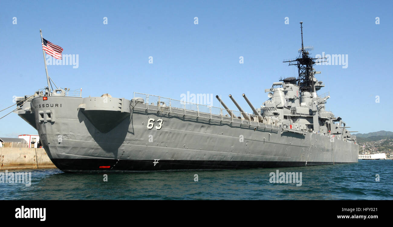 100113-N-7498L-056 PEARL HARBOR (13. Januar 2010) das Schlachtschiff Missouri Memorial liegt bei Battleship Row mit Blick auf die Arizona Memorial. Missouri wird voraussichtlich am 30. Januar nach Abschluss von drei Monaten nach umfangreichen Wartungs- und Konservierungsarbeiten für die Öffentlichkeit zugänglich. (Foto: U.S. Navy Mass Communication Specialist 2. Klasse Mark Logico/freigegeben) US Navy 100113-N-7498L-056 The Battleship Missouri Memorial liegt bei Battleship Row mit Blick auf die Arizona Memorial Stockfoto