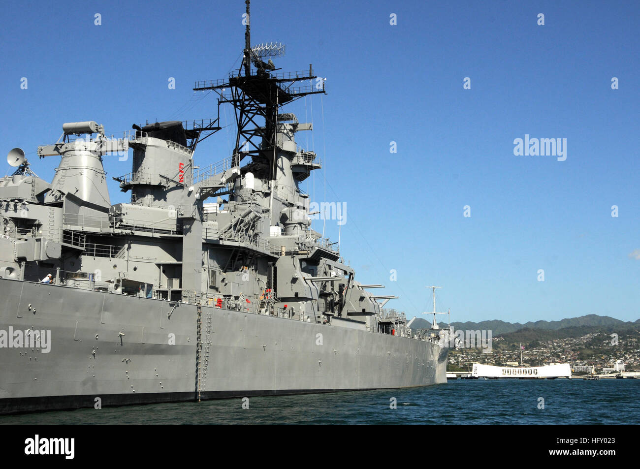 100113-N-7498L-069 PEARL HARBOR (13. Januar 2010) das Schlachtschiff Missouri Memorial liegt bei Battleship Row mit Blick auf die Arizona Memorial. Missouri wird voraussichtlich am 30. Januar nach Abschluss von drei Monaten nach umfangreichen Wartungs- und Konservierungsarbeiten für die Öffentlichkeit zugänglich. (Foto: U.S. Navy Mass Communication Specialist 2. Klasse Mark Logico/freigegeben) US Navy 100113-N-7498L-069 The Battleship Missouri Memorial liegt bei Battleship Row mit Blick auf die Arizona Memorial Stockfoto