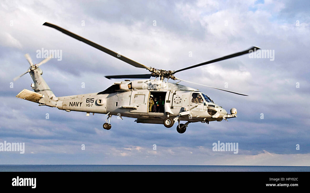 Ein SH-60F Sea Hawk, die staubigen Hunde von Helicopter Squadron 7, Ländereien an Bord der Flugzeugträger der Nimitz-Klasse USS Carl Vinson zugewiesen. Carl Vinson und Carrier Air Wing 17 erhielten Aufträge zur humanitären Hilfeleistung, des Karibikstaates Haiti, nach einem Erdbeben der Stärke 7,0 Jan. 12. USS Carl Vinson bereitet für humanitäre Einsätze in Haiti DVIDS239859 Stockfoto