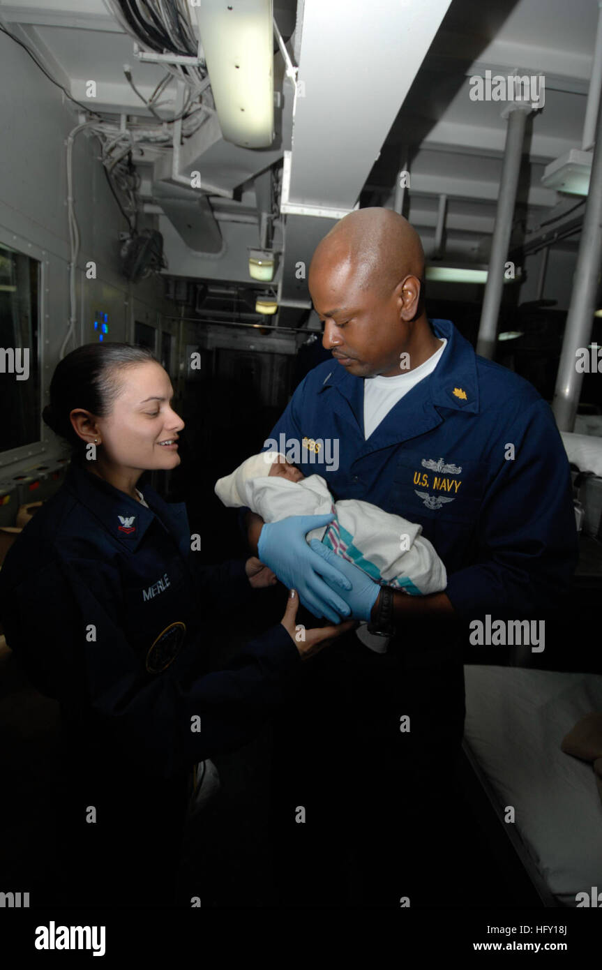 100129-N-8936G-004 Karibik (29. Januar 2010) Lt. Raynard Gibbs, ein OP-Krankenschwester zugewiesen Flotte chirurgischen Team 4, übergibt ein neugeborenes Mädchen an Hospital Corpsman 2. Klasse Eunite Merle, zugeordnet zu den amphibischen Angriff Schiff USS Nassau (LHA-4). Das Kind wurde gefunden in einer Box in Haiti Jan. 23 und an Bord Nassau zur medizinischen Behandlung gebracht. Nassau unterstützt einheitliche Antwort auf einen Vorgang nach einem Erdbeben der Stärke 7,0, die in Haiti Jan. 12 schwere Schäden verursacht. (Foto: U.S. Navy Mass Communication Specialist 2. Klasse Patrick Gordon/freigegeben) U.S. Navy 100129-N-8936G-004 Lt. Stockfoto