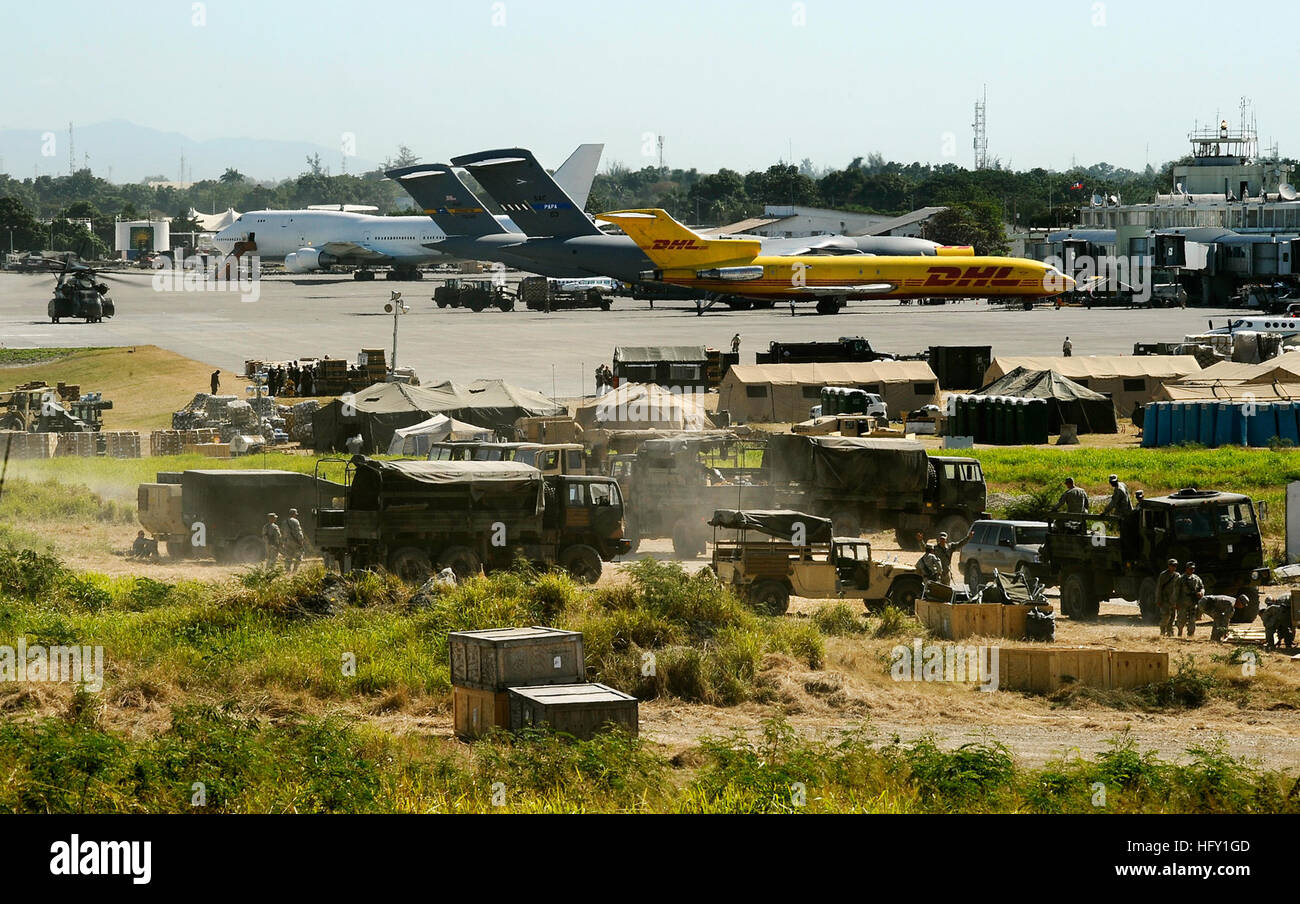 100202-N-5345W-075 PORT-AU-PRINCE, Haiti (2. Februar 2010) multinationale militärische und zivile Frachtflugzeug sind auf der Flightline auf Aerodome de Jacmel in Port-au-Prince, Haiti, als US-Service arbeiten Mitglieder von ihrem Basislager in der Nähe von dem Flughafen-Vorfeld. Mehreren USA und internationale militärische und nicht-Regierungs-Organisationen führen humanitäre Hilfe und Katastrophenschutz Hilfsaktionen im Rahmen der Operation Unified Response nach eine Erdbeben der Stärke 7,0 schwere Schäden in und um Port-au-Prince, Haiti Jan. 12 verursacht. (Foto: U.S. Navy Mass Communication Specialist 2. Klasse Kristopher Wilson/R Stockfoto