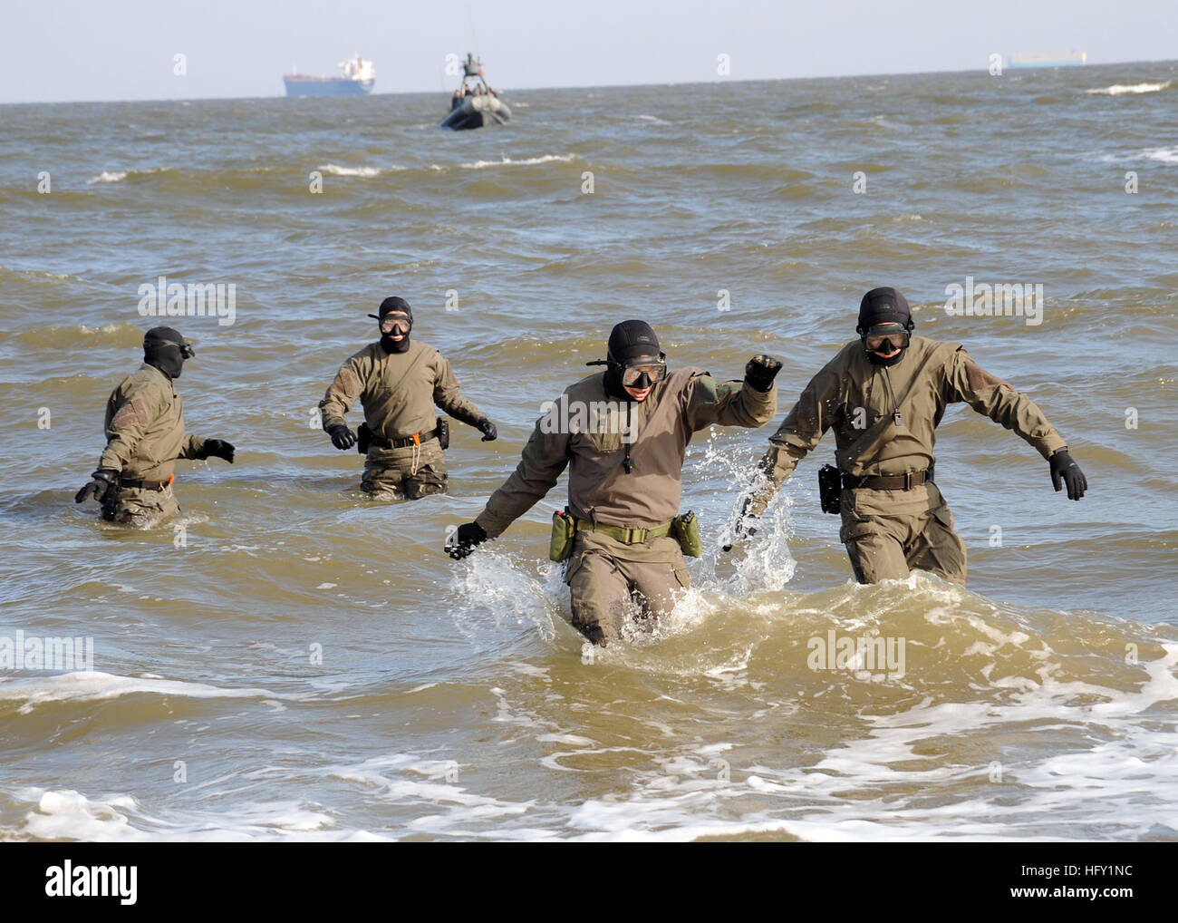 100204-N-6019M-030 VIRGINIA BEACH, Virginia (4. Februar 2010) Special Warfare Combatant-Craft Besatzungsmitglieder führen einen offenen Ozean schwimmen bei Temperaturen nahe dem Gefrierpunkt. Training unter diesen Bedingungen gilt für spezielle Kriegsführung-Missionen in ähnlichen Wetter. (Foto: U.S. Navy Mass Communication Specialist 2. Klasse Tim Miller/freigegeben) US Marine 100204-N-6019M-030 Special Warfare Combatant-Craft Besatzungsmitglieder führen einen offenen Ozean schwimmen bei Temperaturen nahe dem Gefrierpunkt Stockfoto