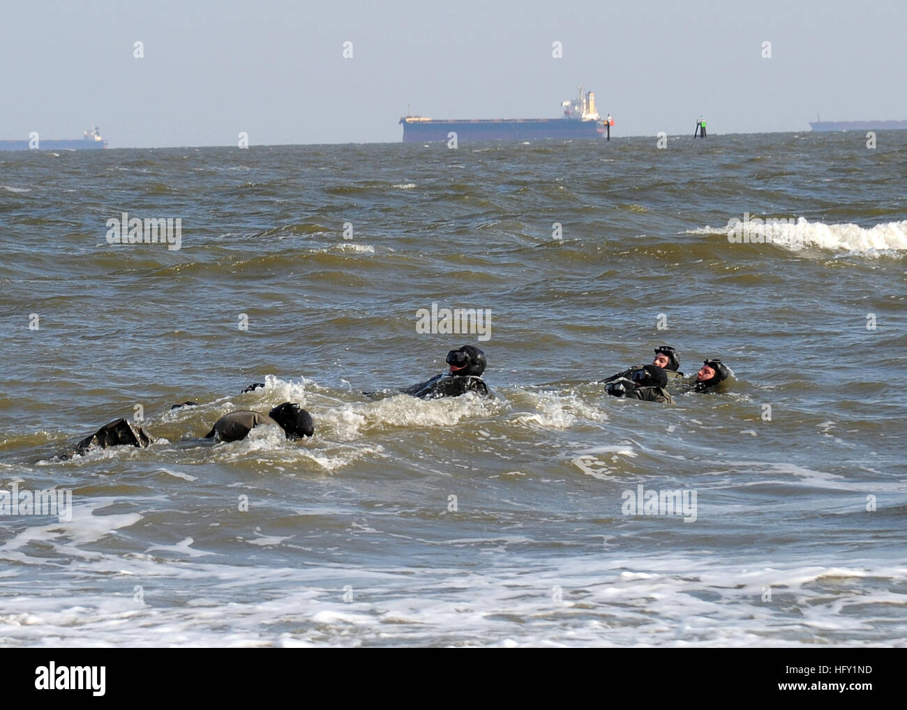 100204-N-6019M-047 VIRGINIA BEACH, Virginia (4. Februar 2010) Special Warfare Combatant-Craft Besatzungsmitglieder durchführen eine offenen = Meer schwimmen bei Temperaturen nahe dem Gefrierpunkt. Training unter diesen Bedingungen gilt für spezielle Kriegsführung-Missionen in ähnlichen Wetter. (Foto: U.S. Navy Mass Communication Specialist 2. Klasse Tim Miller/freigegeben) US Navy 100204-N-6019M-047 Special Warfare Combatant-Craft Besatzungsmitglieder führen eine offene Meer schwimmen bei Temperaturen nahe dem Gefrierpunkt = Stockfoto