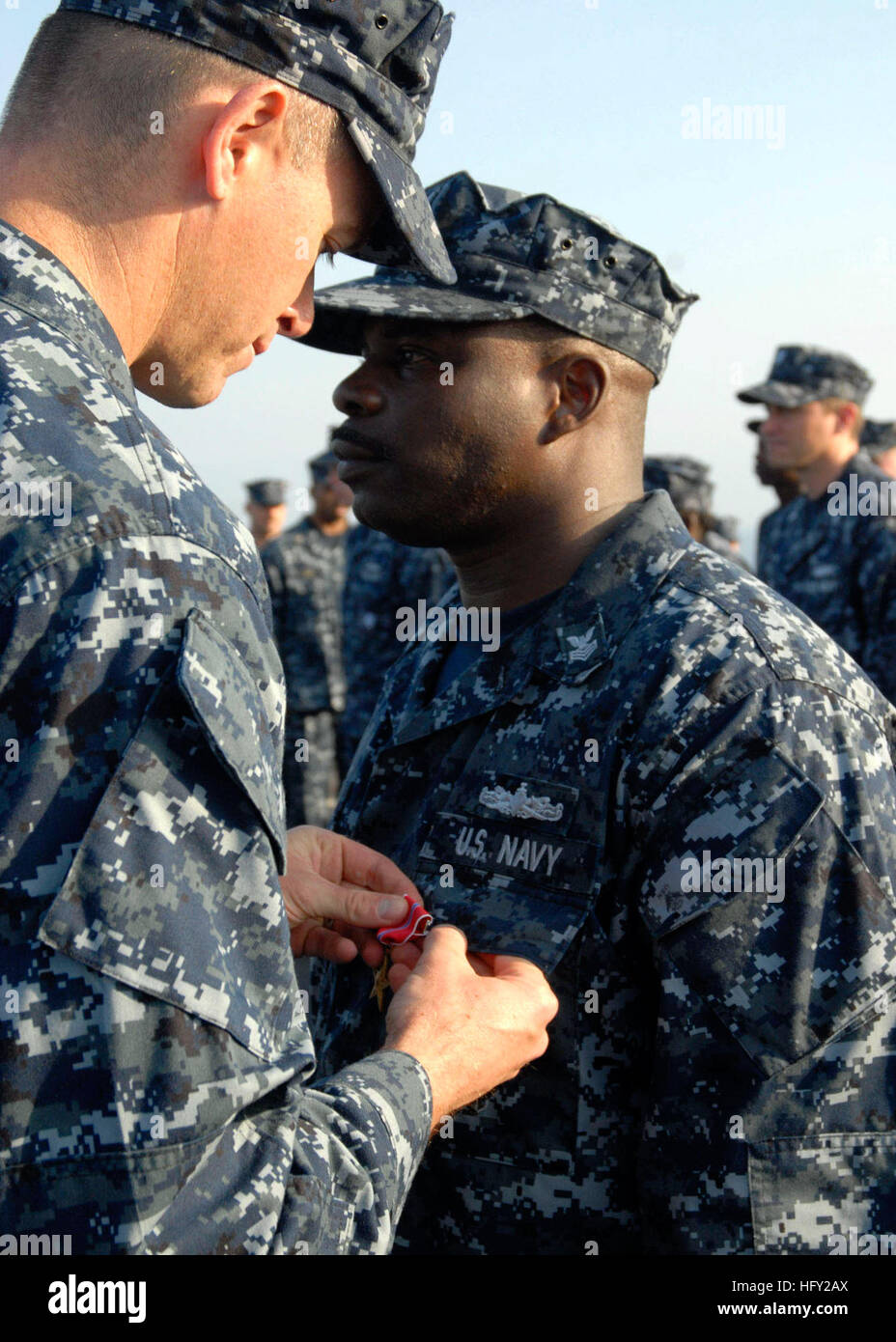 100217-N-7638K-129 Karibik (17. Februar 2010) CMdR Nate Moyer, links, aus New Bedford, Massachusetts, Kommandierender Offizier der amphibischen Dock Landungsschiff USS Fort McHenry (LSD-43), Stifte der Bronze Star Medal auf Operations Specialist 1. Klasse Anthony Ford aus Baltimore, MD., für seine Verdienste als eine einzelne Augmentee im Irak. Fort McHenry führt humanitäre Hilfe und Katastrophenschutz Hilfsaktionen im Rahmen der Operation Unified Antwort nach eine Erdbeben der Stärke 7,0 schwere Schäden in und um Port-au-Prince, Haiti Jan. 12 verursacht. (Foto: U.S. Navy Mass Communication Specialist 1. Klasse Edw Stockfoto