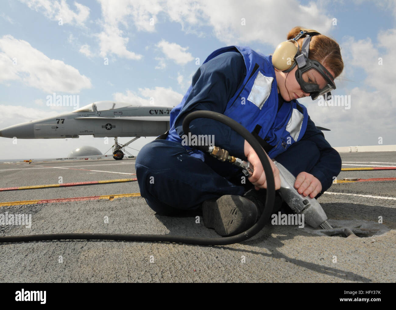 100303-N-9793B-007 Atlantik (3. März 2010) Luftfahrt Boatswain Mate (Handling) Airman Taylor L. Chandler, zugewiesen, der Luft-Abteilung des Flugzeugträgers USS George H.W. Bush (CVN-77), führt auf dem Schiff Flugdeck Restaurierungsarbeiten. George H.W. Bush läuft im Atlantischen Ozean Flotte Trainingsbetrieb zu unterstützen. (Foto: U.S. Navy Mass Communication Specialist 3. Klasse Brian M. Brooks/freigegeben) US Navy 100303-N-9793B-007-Aviation Boatswain Mate (Handling) Airman Taylor L. Chandler führt Restaurierungsarbeiten auf dem Schiffsdeck Flug Stockfoto