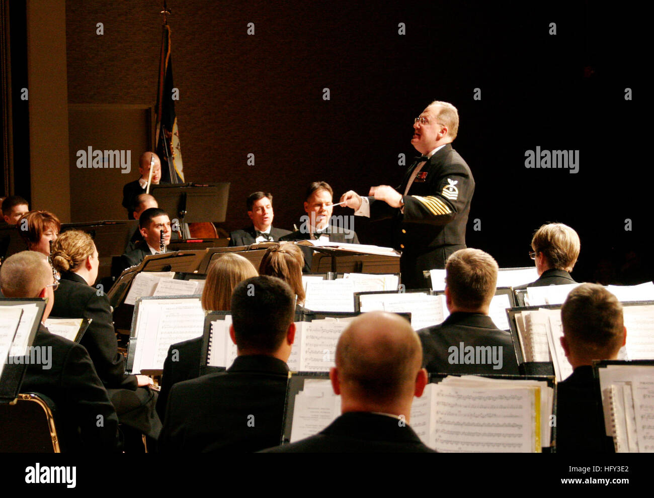 100306-N-5843P-034 SAVANNAH, Georgia (6. März 2010) Chief Musician Russell Gross, einer der eingetragenen Dirigenten der U.S. Navy Band Concert Band, führt die Band in einer Aufführung von Pirates of the Caribbean: am Ende der Welt im Fine Arts Auditorium an Armstrong Atlantic State University in Savannah. Die Band größten darstellende Ensemble ist auf einen 25-Tages-Tour der Südosten der Vereinigten Staaten. (US Navy Foto von Senior Chef Musiker Aaron Porter/freigegeben) US Navy 100306-N-5843P-034 Chief Musician Russell Gross führt die Band in einer Aufführung von Fluch der Karibik am Ende der Welt Stockfoto