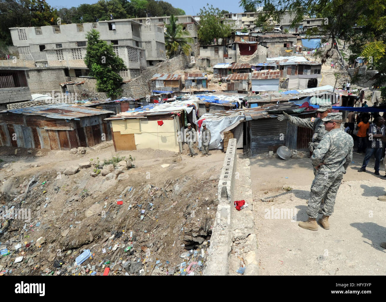 100316-N-5961C-007 PORT-AU-PRINCE, Haiti (16. März 2010) Oberstleutnant David Doyle, links, Kommandeur des 2. Bataillons, 325. Airborne Infanterie-Regiment von der 82. US-Luftlandedivision, Schriftsätze Lt. General Ken Keen, kommandierenden General der gemeinsamen Task Force Haiti auf der intern Vertriebenen lagern, die in seinem Verantwortungsbereich in Port-au-Prince. (US Navy Foto von Senior Chef Masse Kommunikation Spezialist Spike anrufen/freigegeben) US Navy 100316-N-5961C-007 Oberstleutnant David Doyle Slips Generalleutnant Ken scharf auf die Binnenvertriebenen lagern, die in seinem Verantwortungsbereich Stockfoto