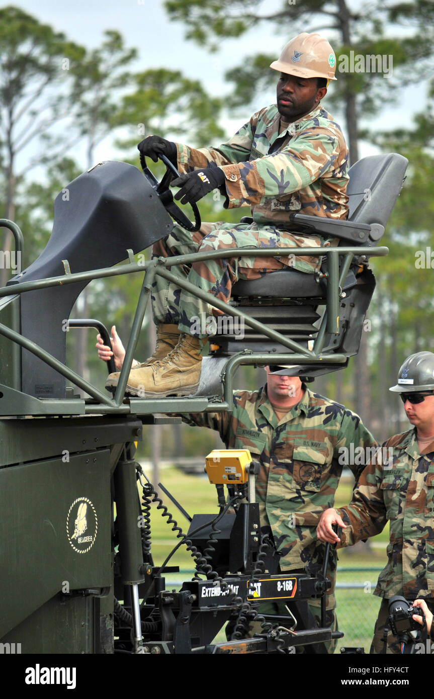 100326-N-7367K-002 GULFPORT, Mississippi (26. März 2010) Equipment Operator 1. Klasse Robert Young, zugewiesen, Naval Mobile Bau Bataillon (NMCB) 23, ein fertiger während Equipment Operator Advanced School in Gulfport Naval Construction Battalion Center betreibt. Während dieser drei-Monats-Kurs lernen Seabees eine Vielzahl von Fähigkeiten wie Kranbetrieb, Vermessung und Führung. (Foto: U.S. Navy Mass Communication Specialist 1. Klasse Demetrius Kennon/freigegeben) US Navy 100326-N-7367 K-002 Equipment Operator 1. Klasse Robert Young, zugewiesen, Naval Mobile Bau Bataillon (NMCB) 23, Stockfoto